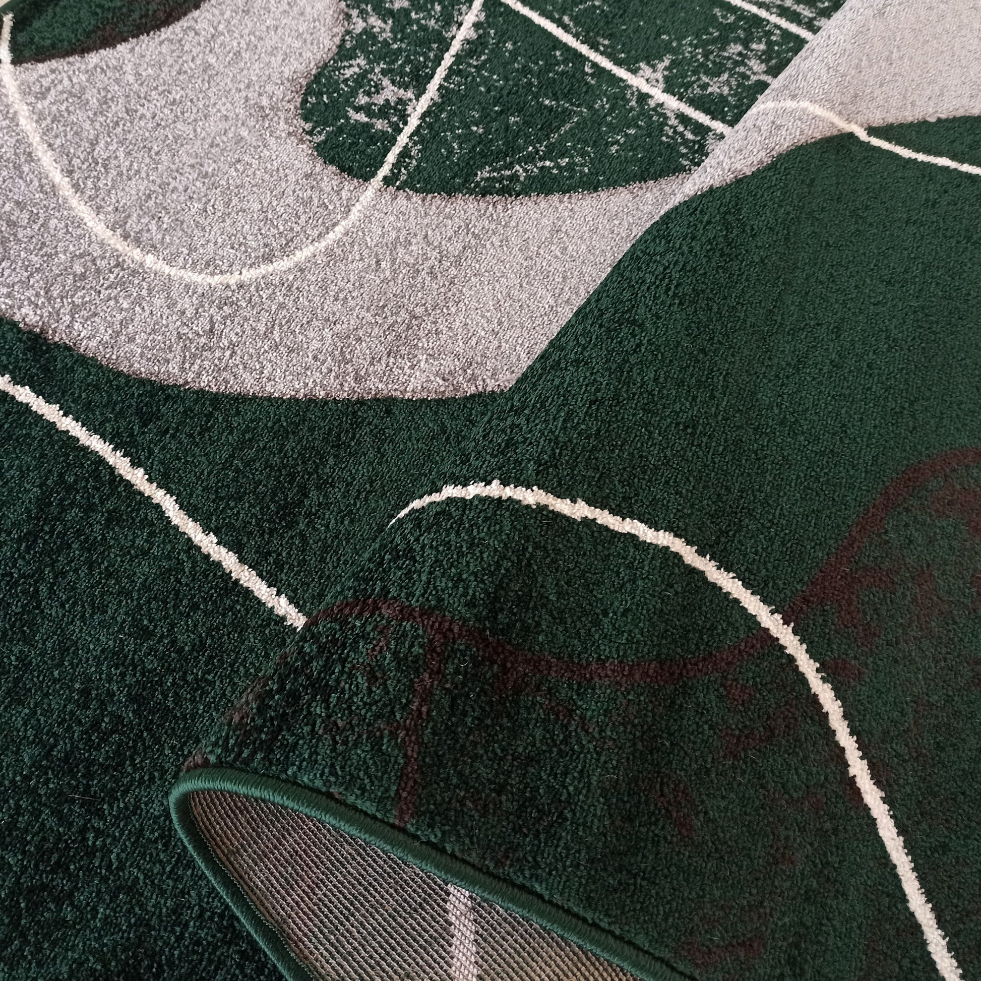 Tapis moelleux à motifs abstraits vert foncé, gris clair, touches bordeaux et lignes blanches sinueuses