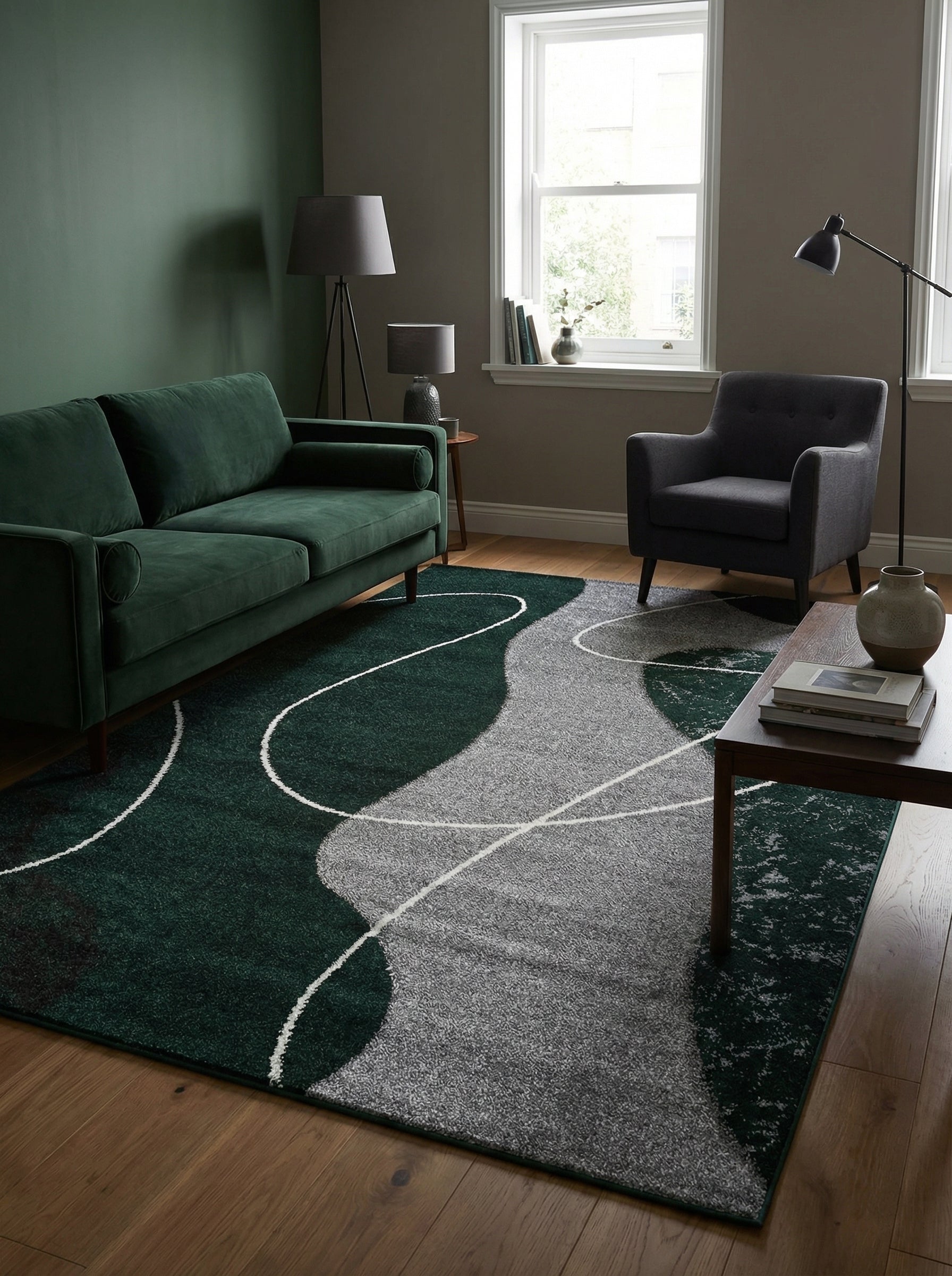 Tapis rectangulaire à motifs abstraits vert foncé et gris avec des lignes blanches ondulantes, posé sur un parquet dans un salon