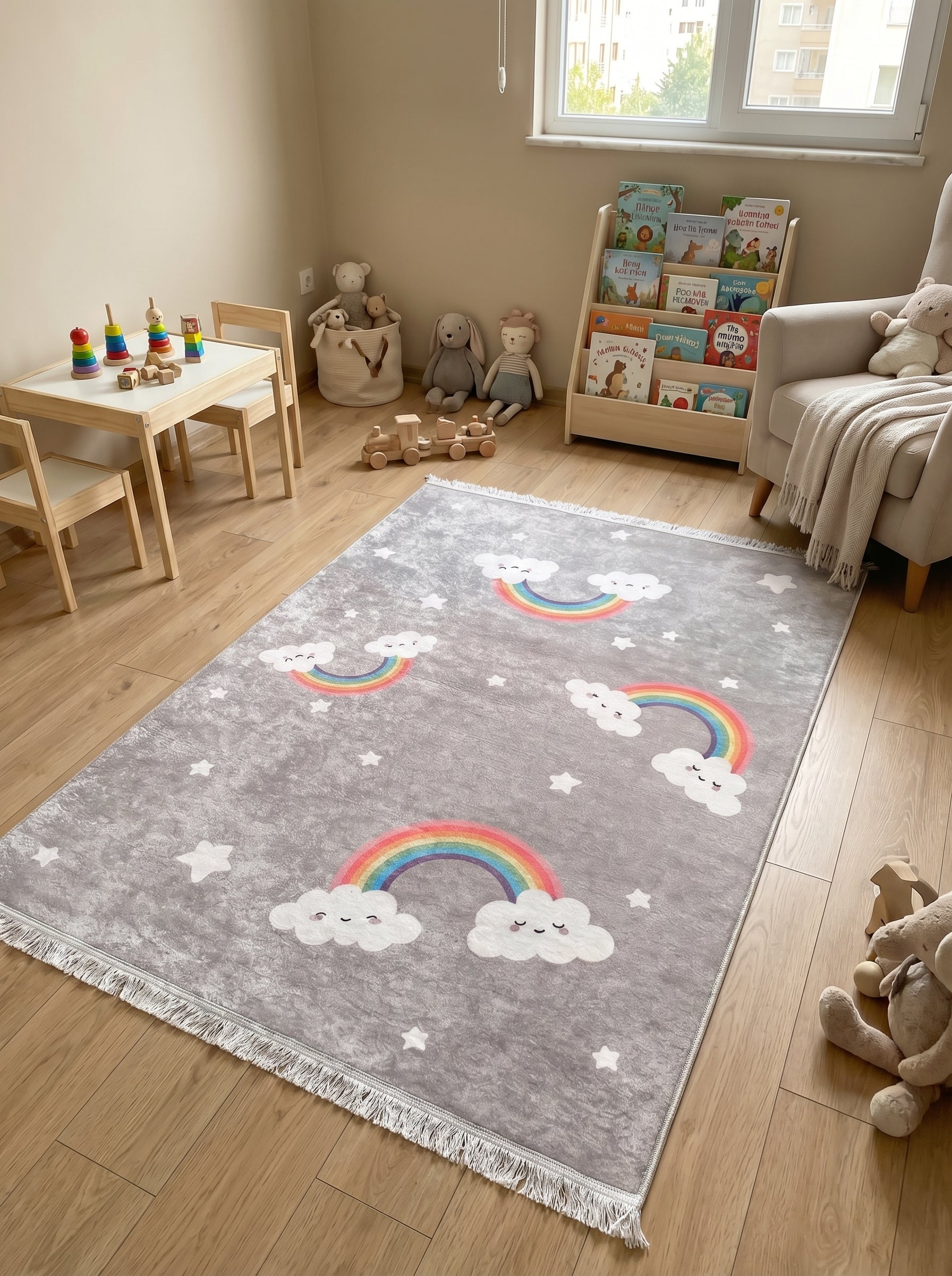 Tapis gris rectangulaire à motifs d'arcs-en-ciel colorés et de nuages souriants, parsemé d'étoiles blanches, posé sur un parquet dans une chambre d'enfant
