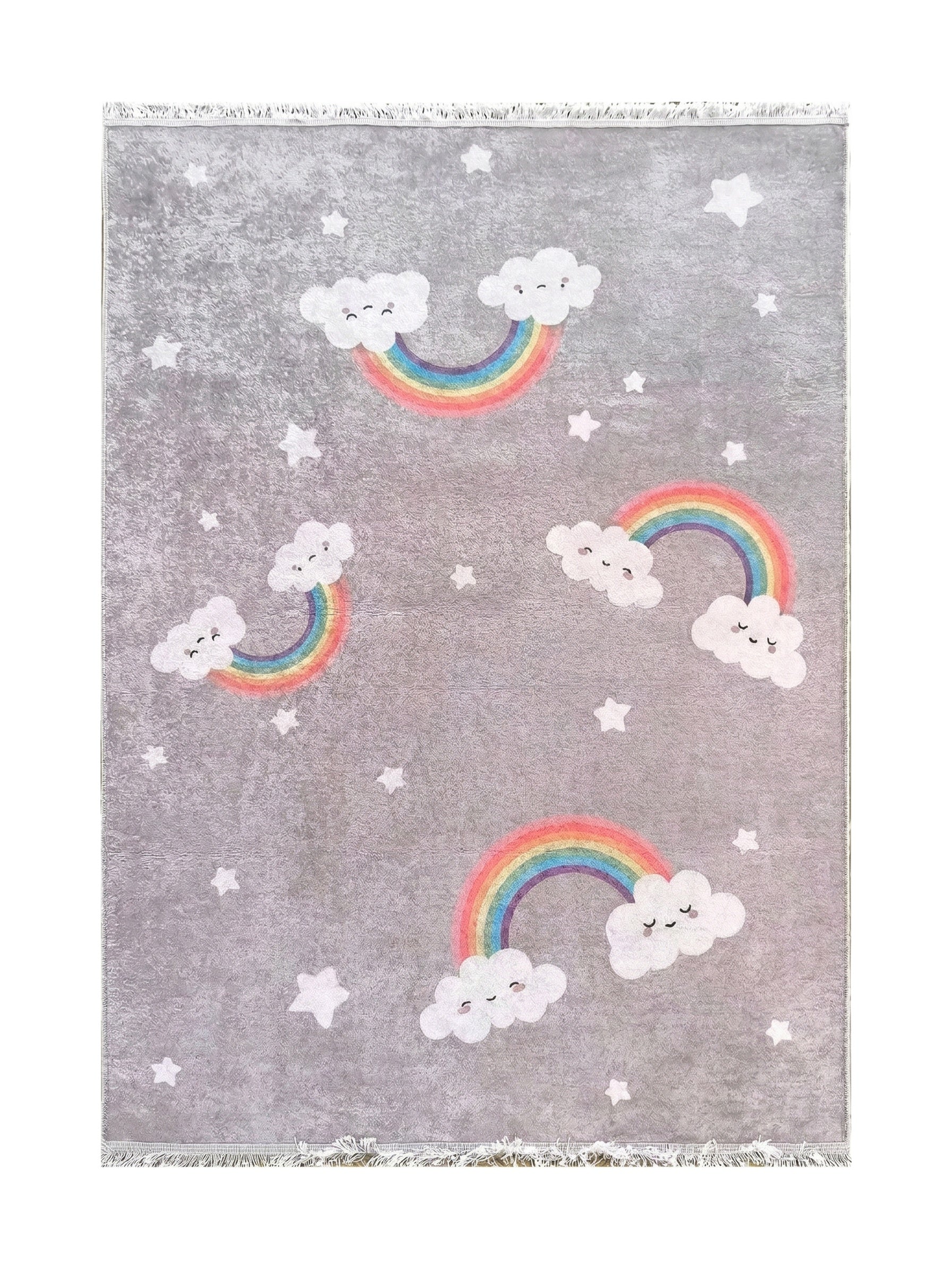Tapis gris clair à franges, décoré de multiples arcs-en-ciel colorés entre des nuages souriants et des étoiles blanches éparses