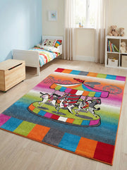 Tapis rectangulaire multicolore avec un motif central de carrousel et des bordures à blocs colorés, sur fond dégradé, dans une chambre d'enfant