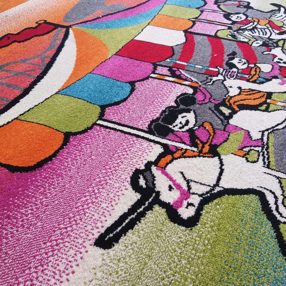Tapis à poils longs multicolore avec des personnages de dessins animés à cheval et des motifs géométriques en fuchsia, orange, vert, bleu, rouge, gris et blanc