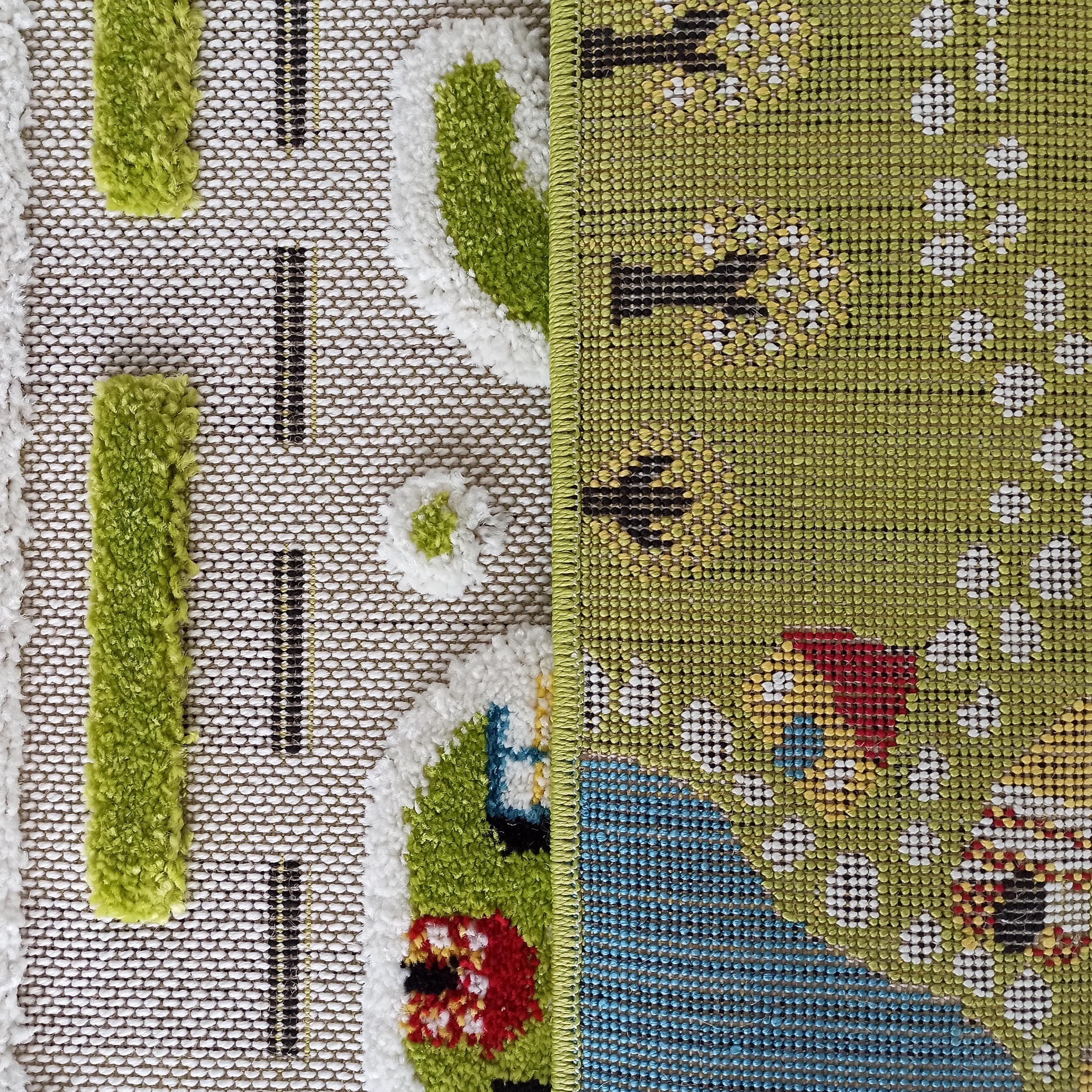 Tapis à deux textures contrastées: une partie à poils longs verte, blanche et rouge, et l'autre à tissage serré vert, jaune et bleu