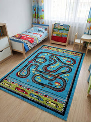 Tapis rectangulaire bleu à motifs de circuit de course avec voitures colorées et bordure à damier dans une chambre d'enfant