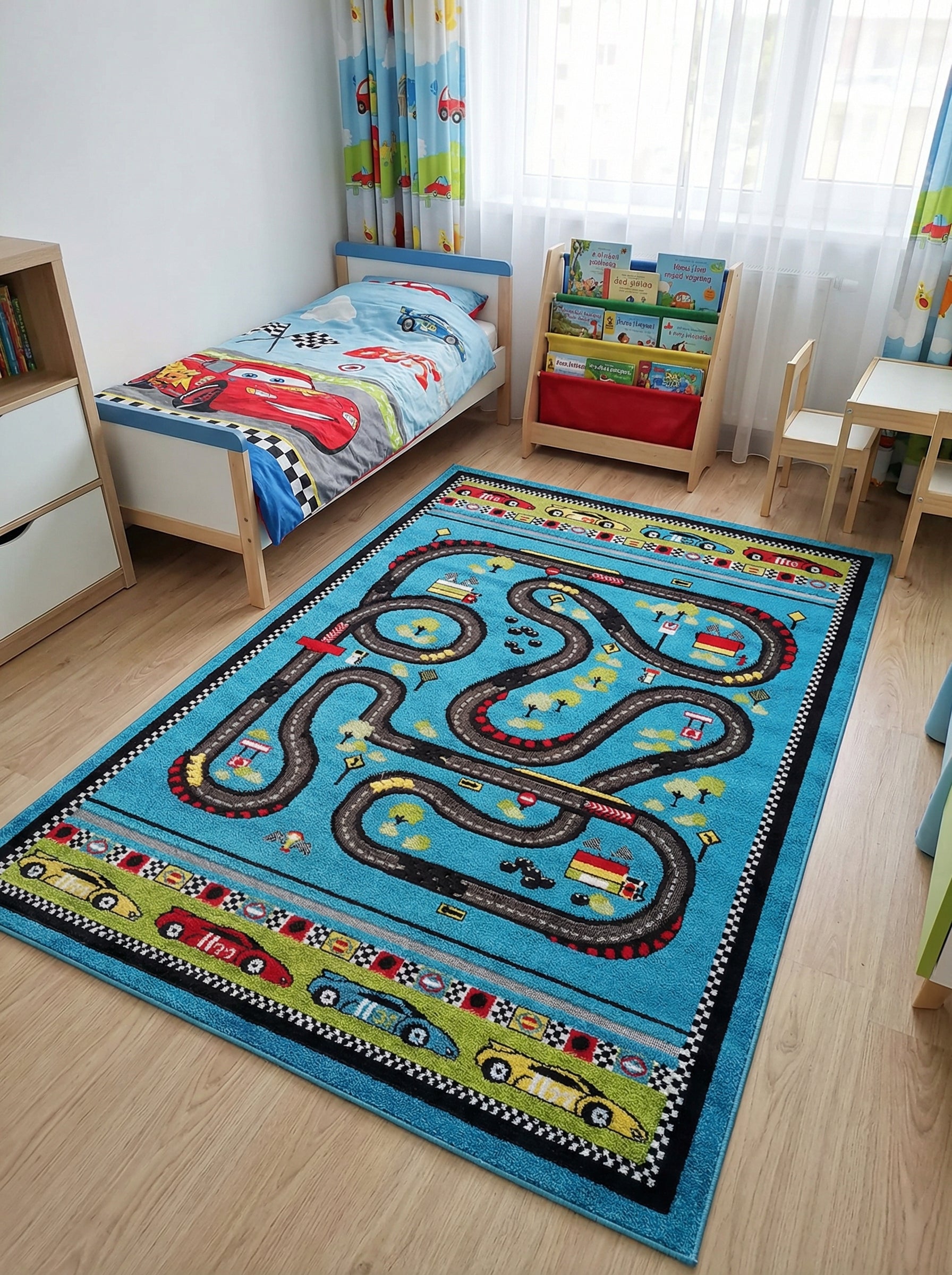 Tapis rectangulaire bleu à motifs de circuit de course avec voitures colorées et bordure à damier dans une chambre d'enfant