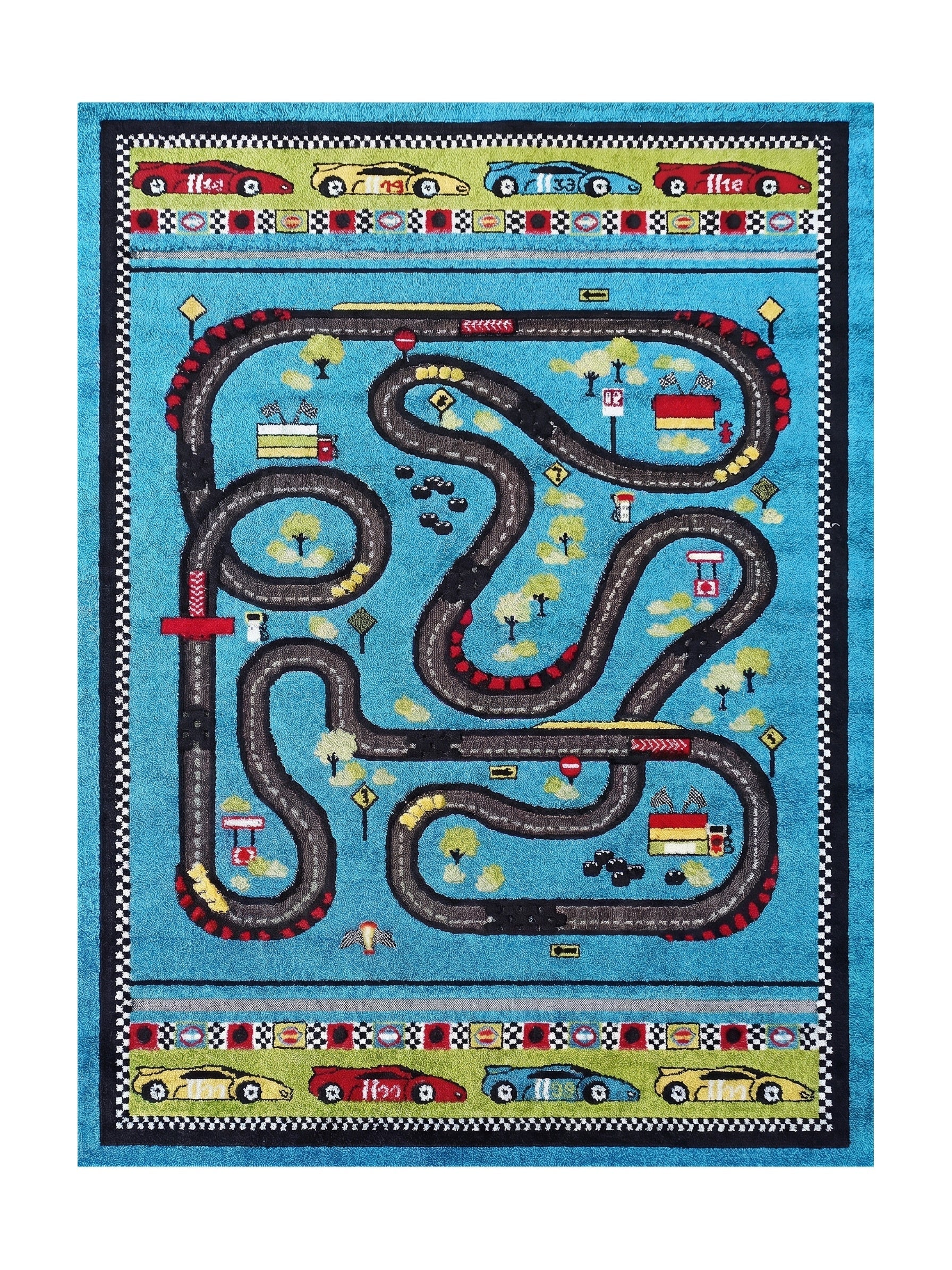 Tapis bleu à motif de circuit automobile noir avec bâtiments, arbres et panneaux. Ses bordures affichent des voitures colorées et un damier de course
