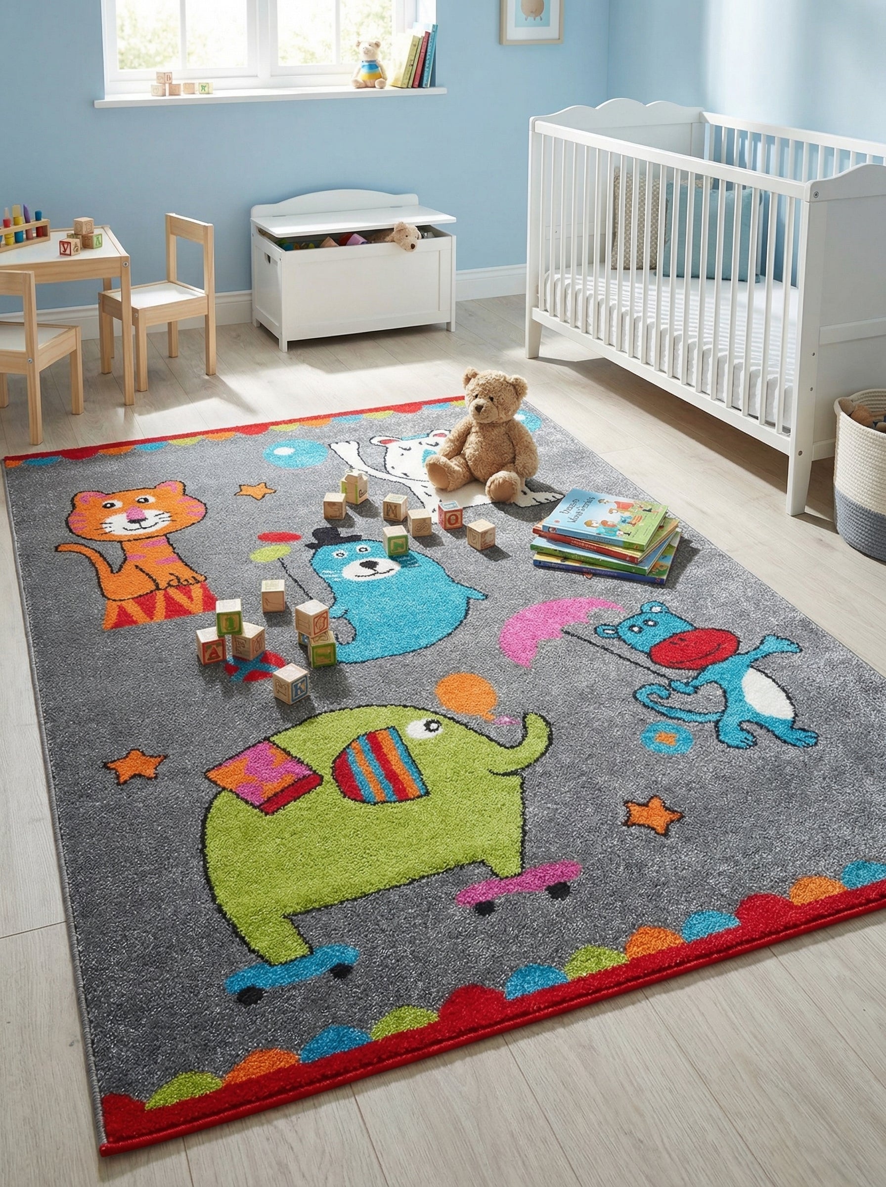 Tapis doux rectangulaire gris avec de joyeux animaux de dessin animé aux couleurs vives comme un chat, un ours et un éléphant, posé dans une chambre d'enfant