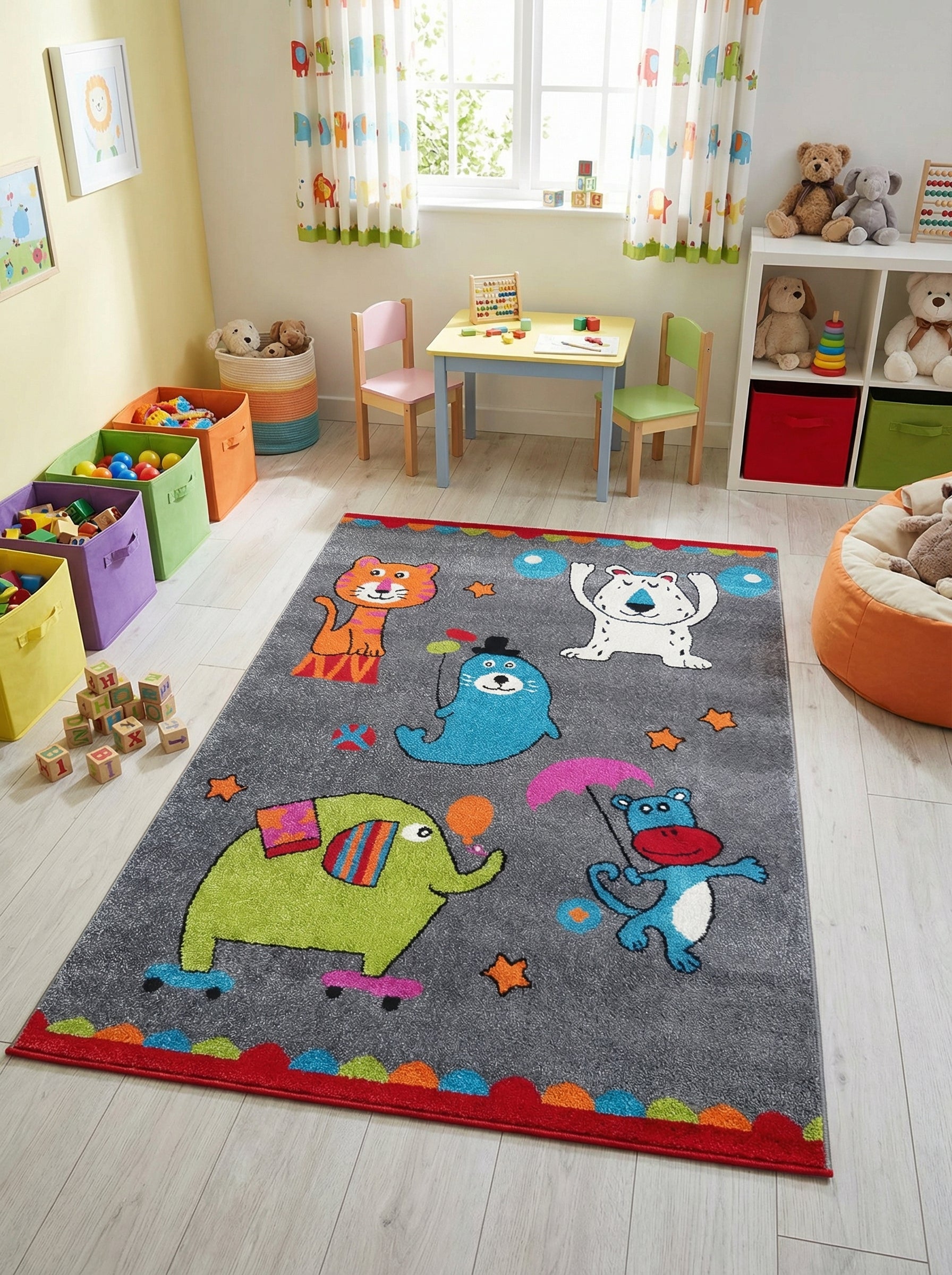 Tapis rectangulaire gris à poils doux, décoré de motifs d'animaux de cirque joyeux et multicolores, avec une bordure rouge et festive, dans une chambre d'enfant