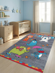 Tapis rectangulaire gris à poils longs, avec motifs d'animaux colorés et bordure festive, dans une chambre d'enfant