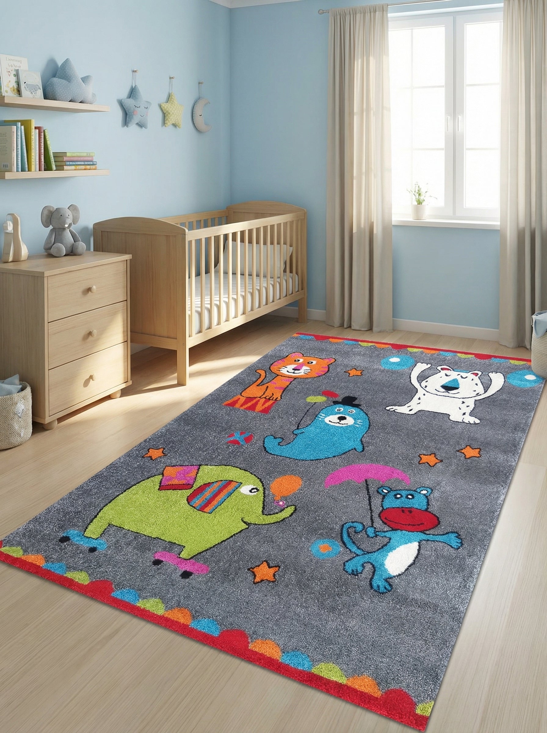 Tapis rectangulaire gris à poils longs, avec motifs d'animaux colorés et bordure festive, dans une chambre d'enfant