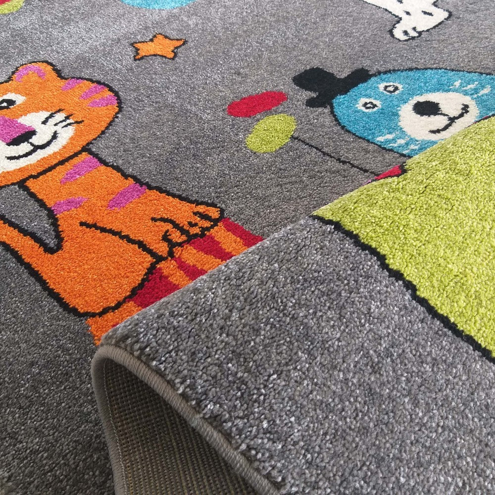 Tapis gris à texture moelleuse, partiellement roulé, avec des motifs d'animaux colorés dont un chat orange