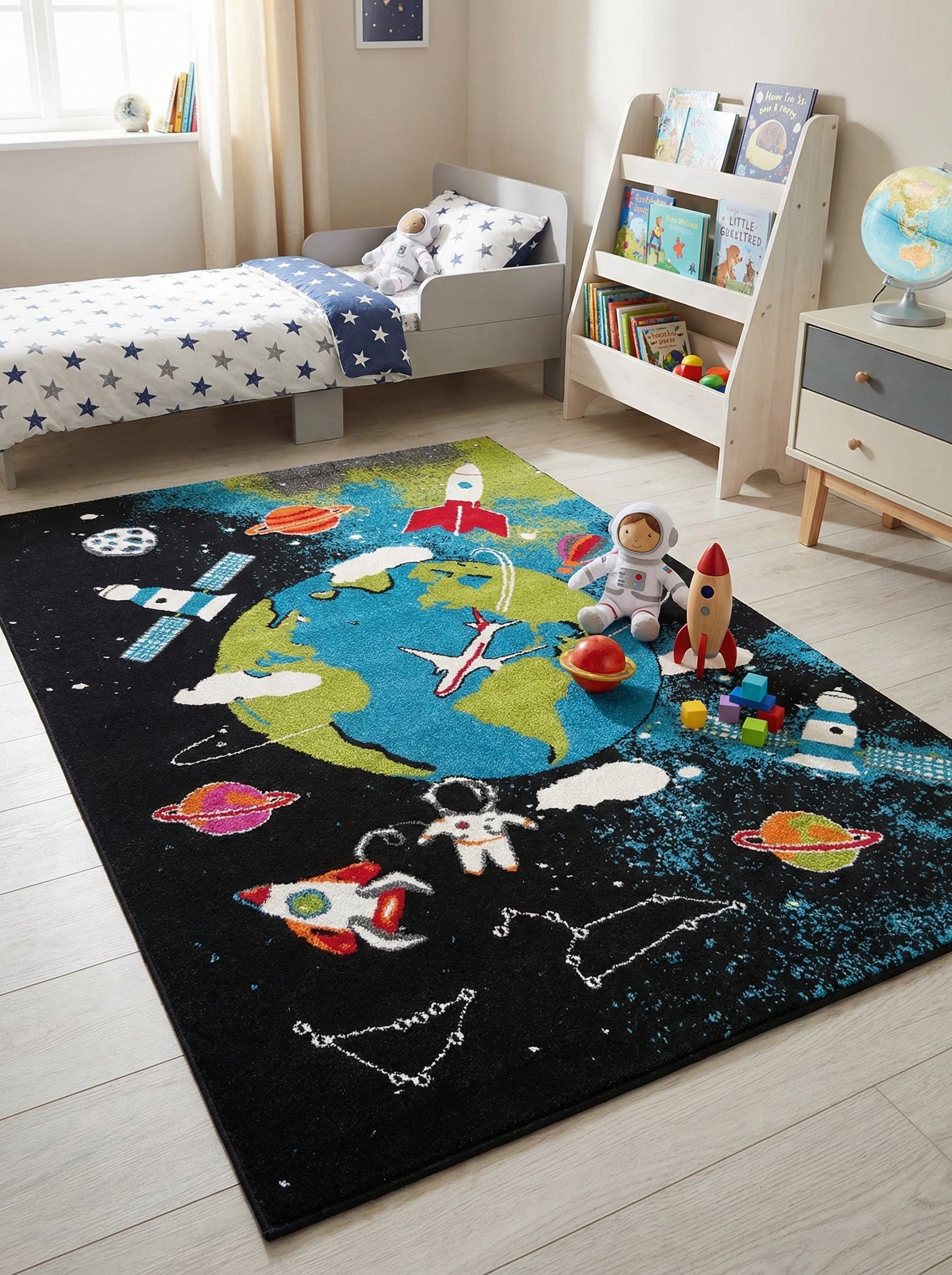 Tapis rectangulaire noir avec la Terre, des fusées, planètes et astronautes colorés, dans une chambre d'enfant