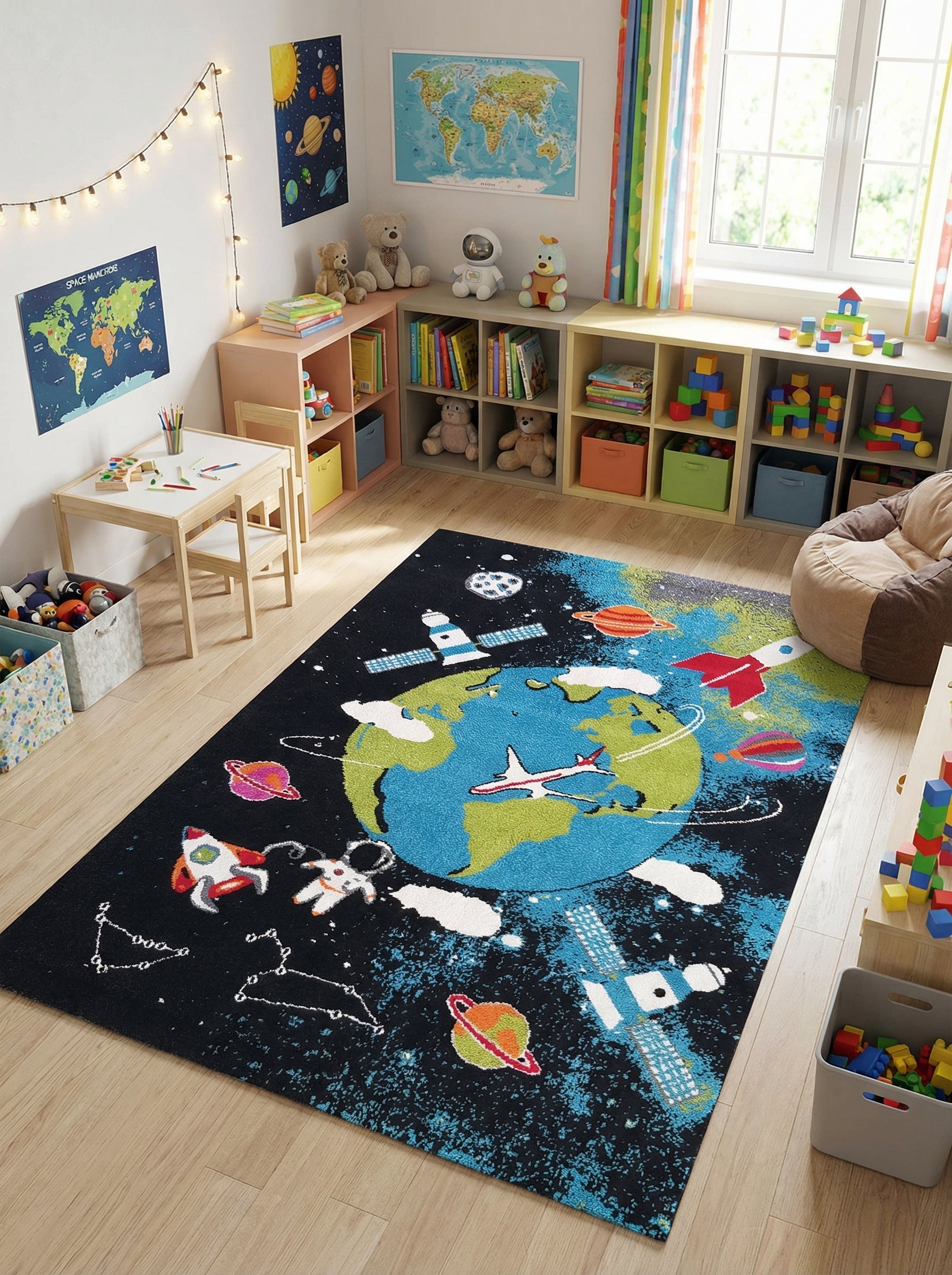 Tapis rectangulaire à motif spatial sur fond noir, montrant la Terre, planètes, fusées, astronautes, dans une chambre d'enfant lumineuse