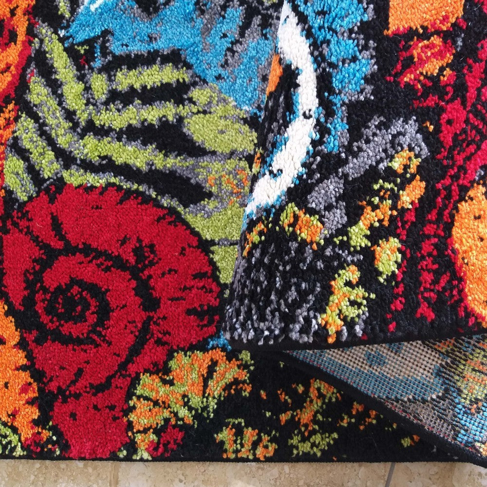Tapis vibrant à motifs floraux et abstraits en rouge, vert, bleu, orange et noir, avec une texture douce