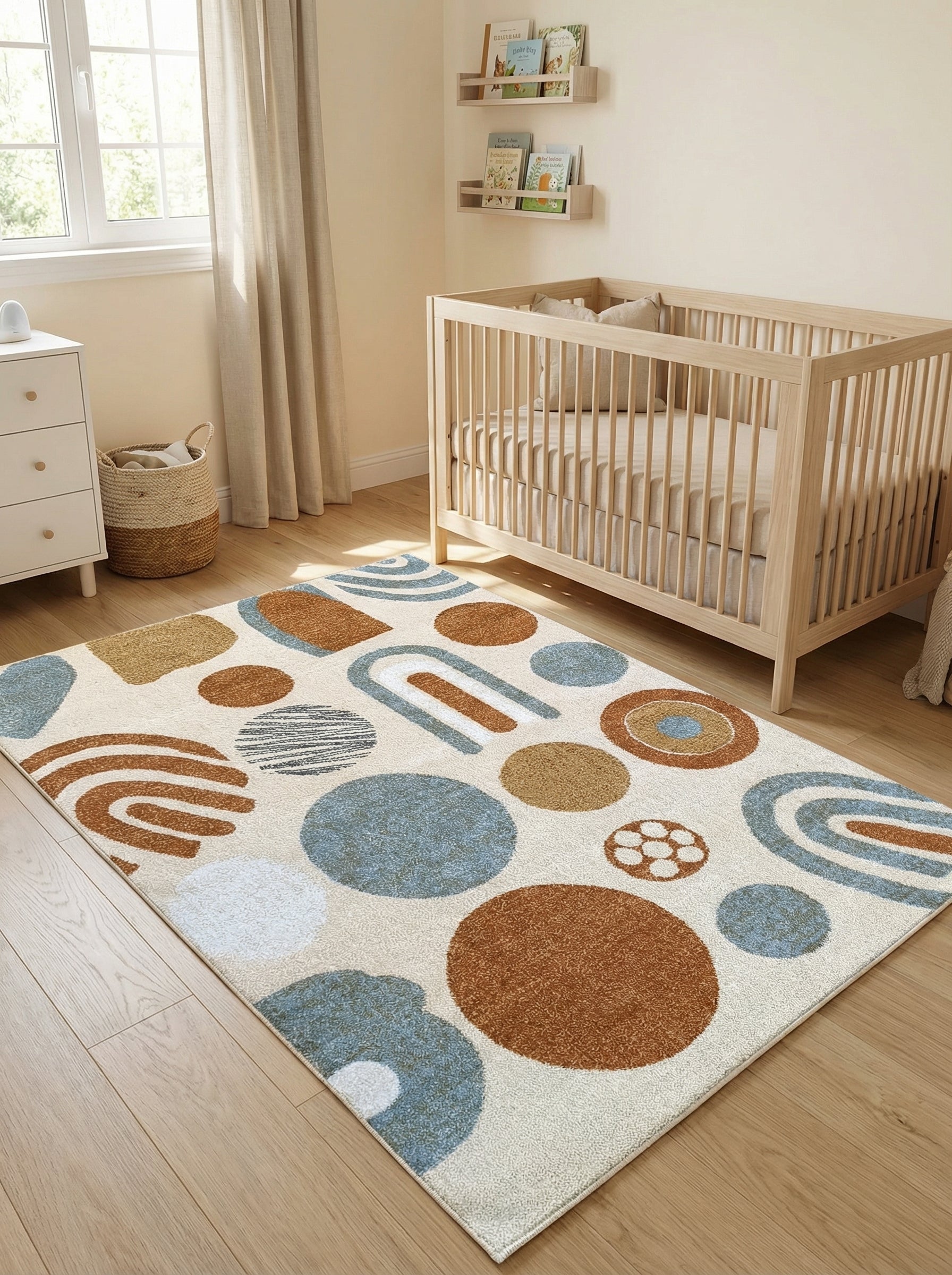 Tapis rectangulaire beige clair à motifs abstraits de cercles et formes incurvées marron, bleu clair et blanc, posé dans une chambre d'enfant