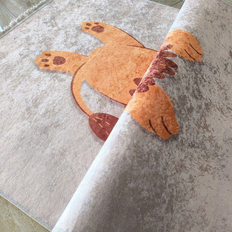Tapis textile beige-gris à la texture douce, orné d'un motif d'animal stylisé orange et marron. Il est en partie roulé, révélant l'envers uni