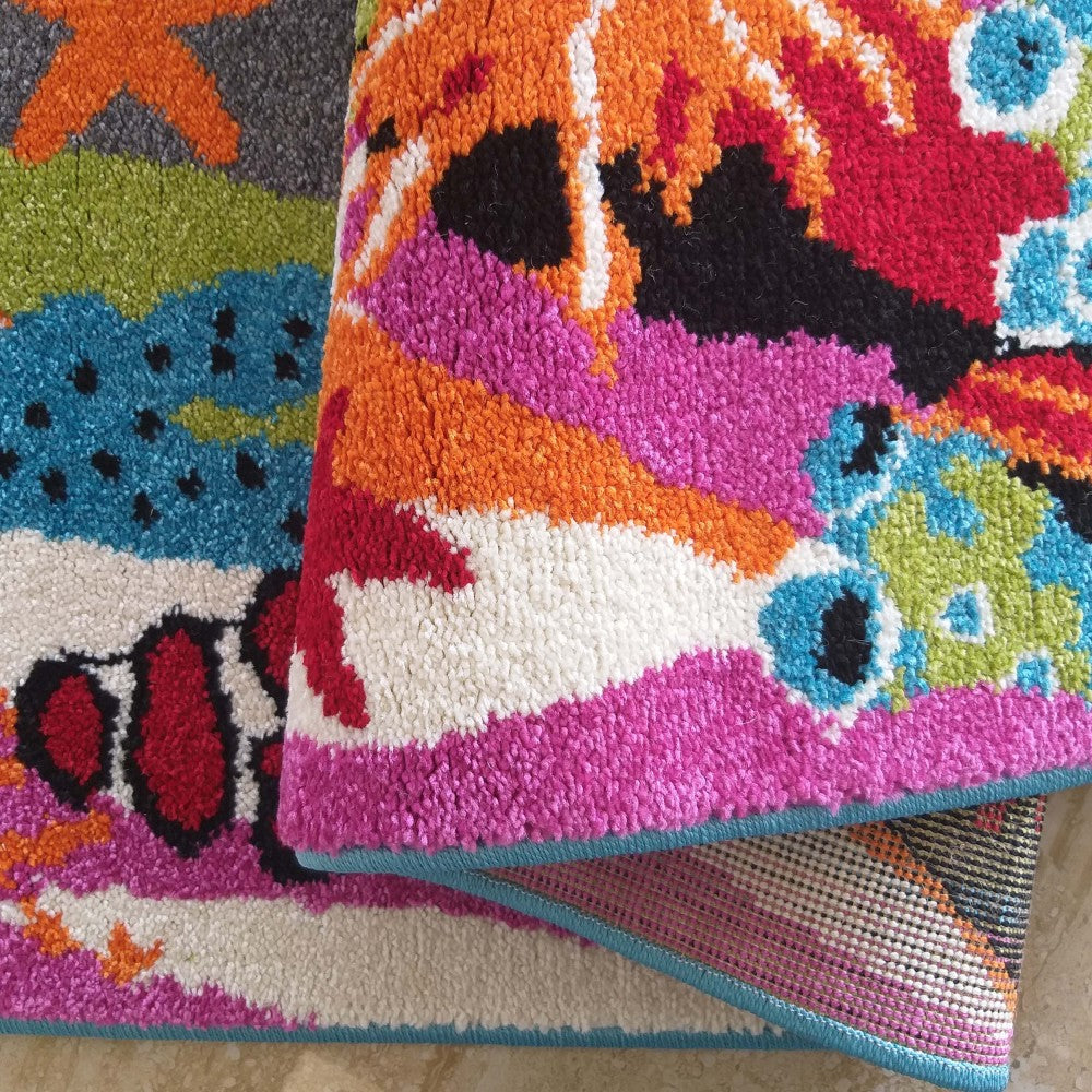 Tapis à poils longs multicolore aux motifs de faune marine abstraite et aux couleurs vives : fuchsia, orange, bleu et vert