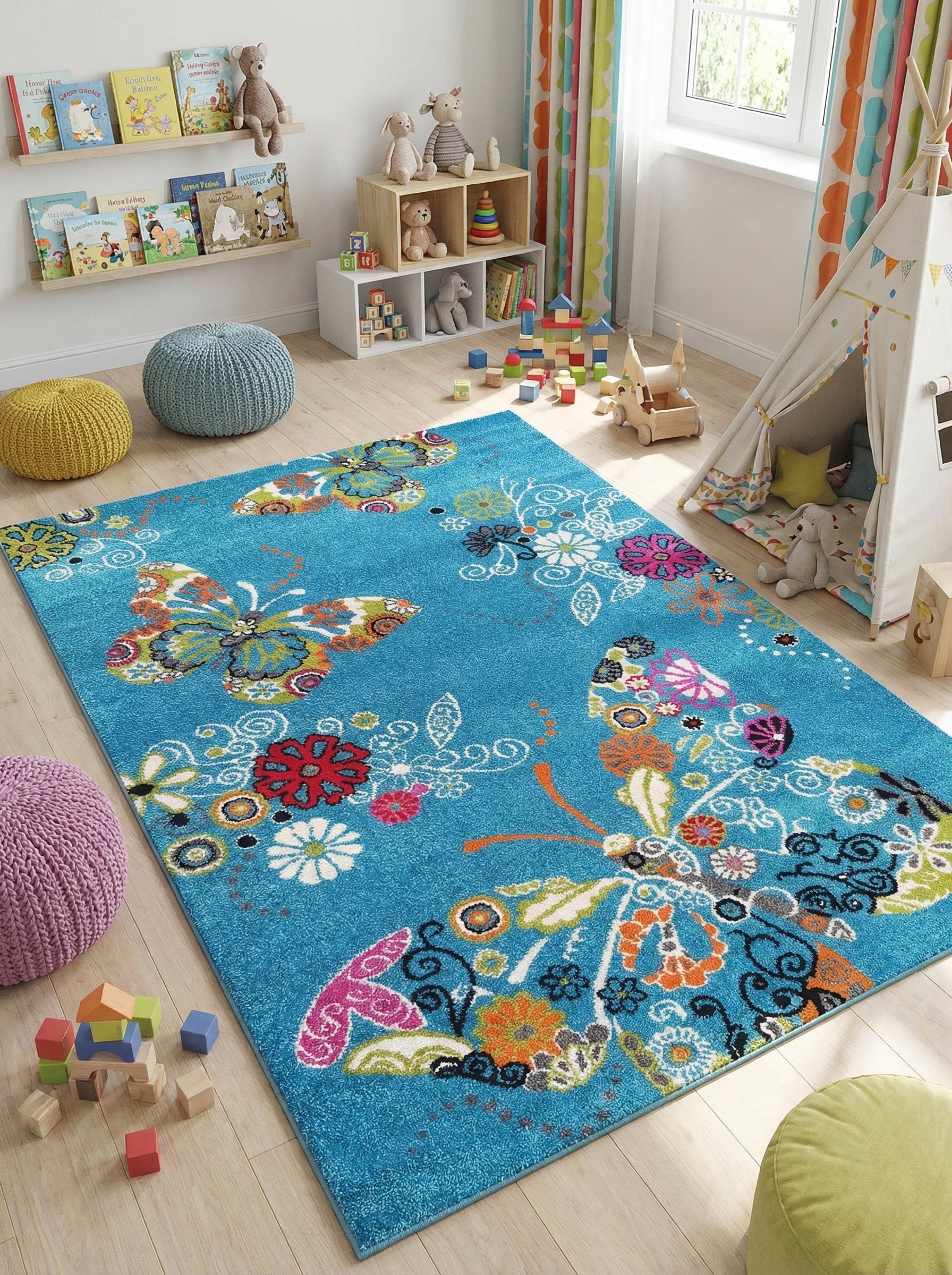 Tapis rectangulaire bleu turquoise à motifs de grands papillons et fleurs multicolores, posé sur un parquet clair dans une chambre d'enfant