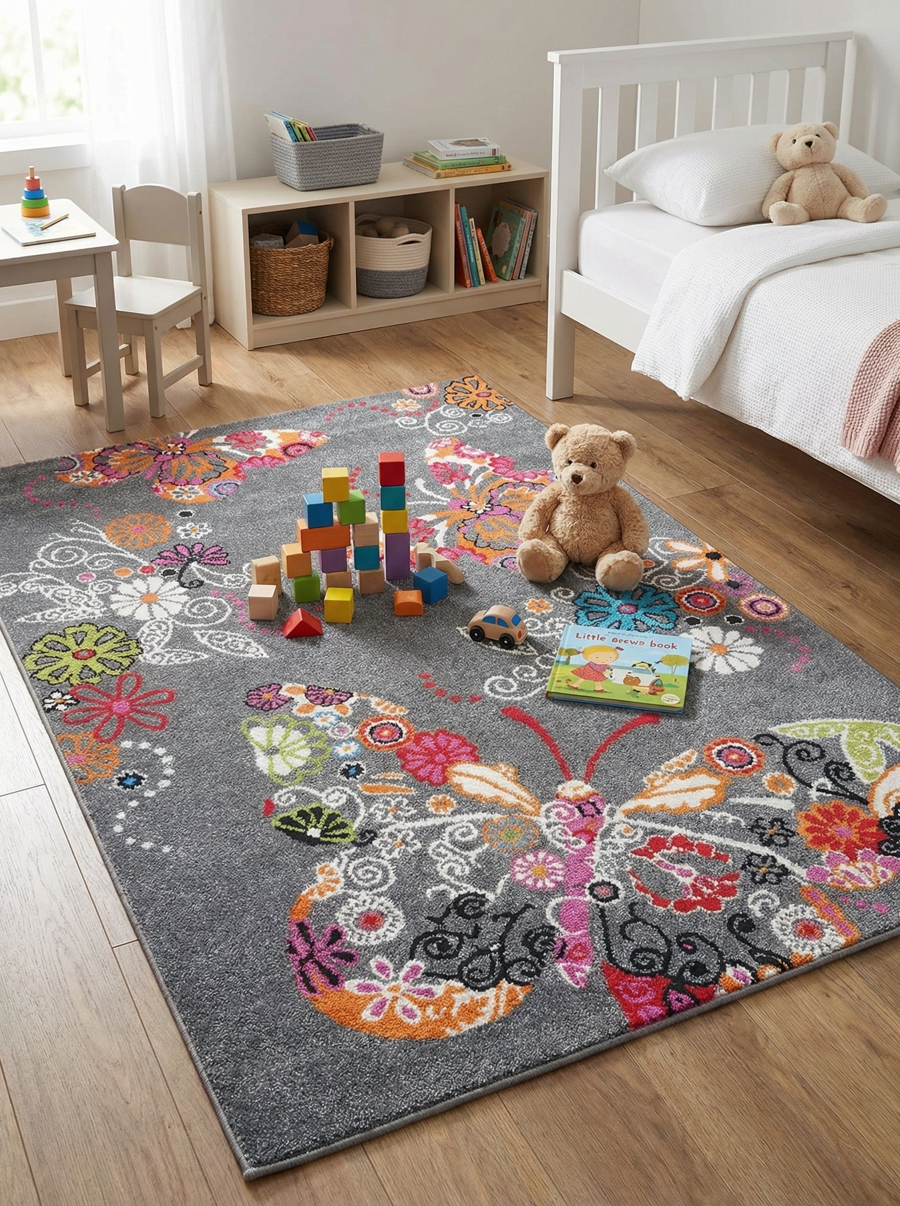 Tapis gris à poils courts avec grand papillon central aux couleurs vives et motifs floraux, dans une chambre d'enfant