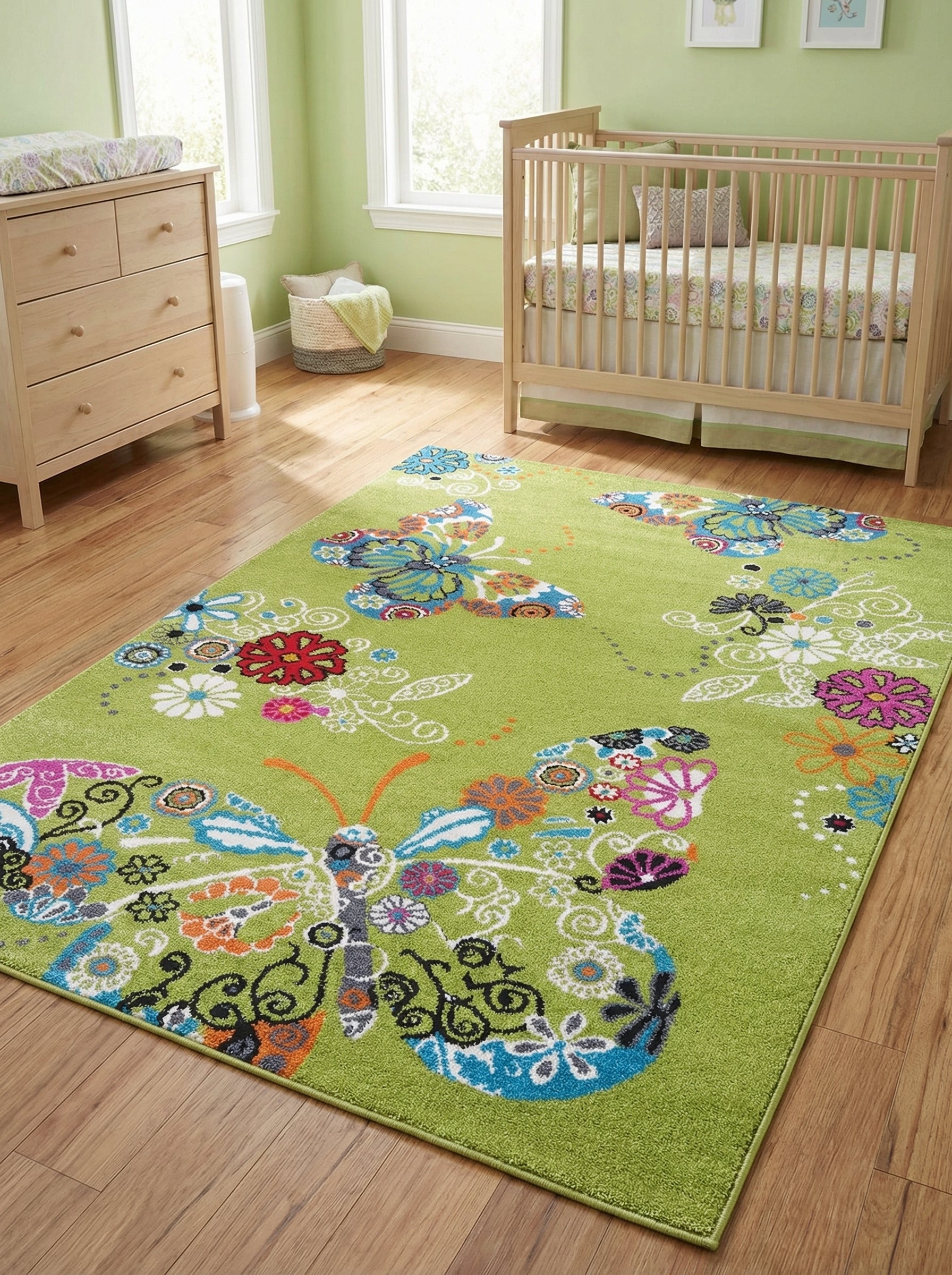 Tapis vert pomme rectangulaire à motifs de papillons colorés et fleurs vives, sur le parquet d'une chambre d'enfant