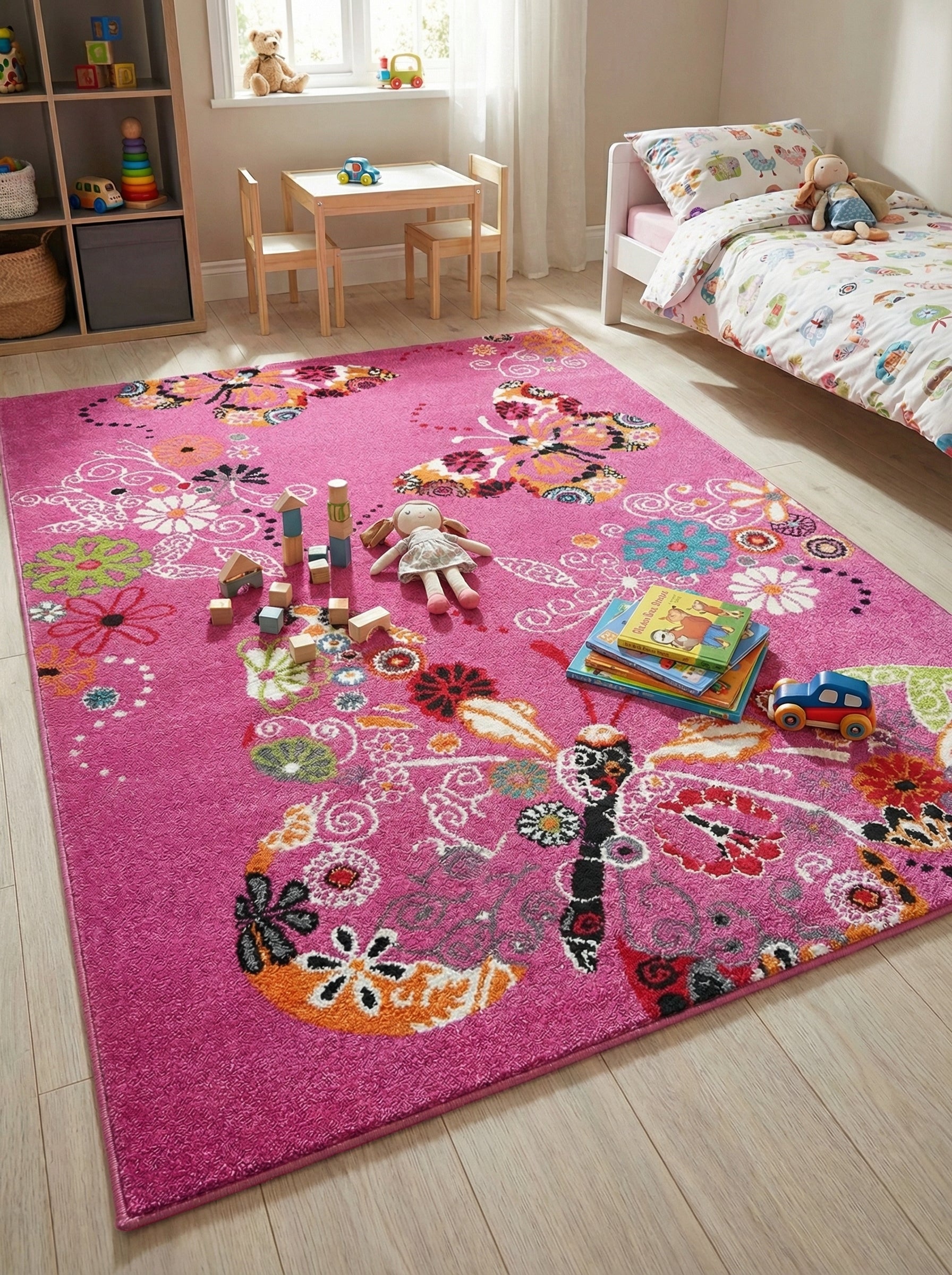 Tapis rectangulaire avec des motifs de papillons et fleurs multicolores sur fond rose vif, posé sur un parquet clair dans une chambre d'enfant