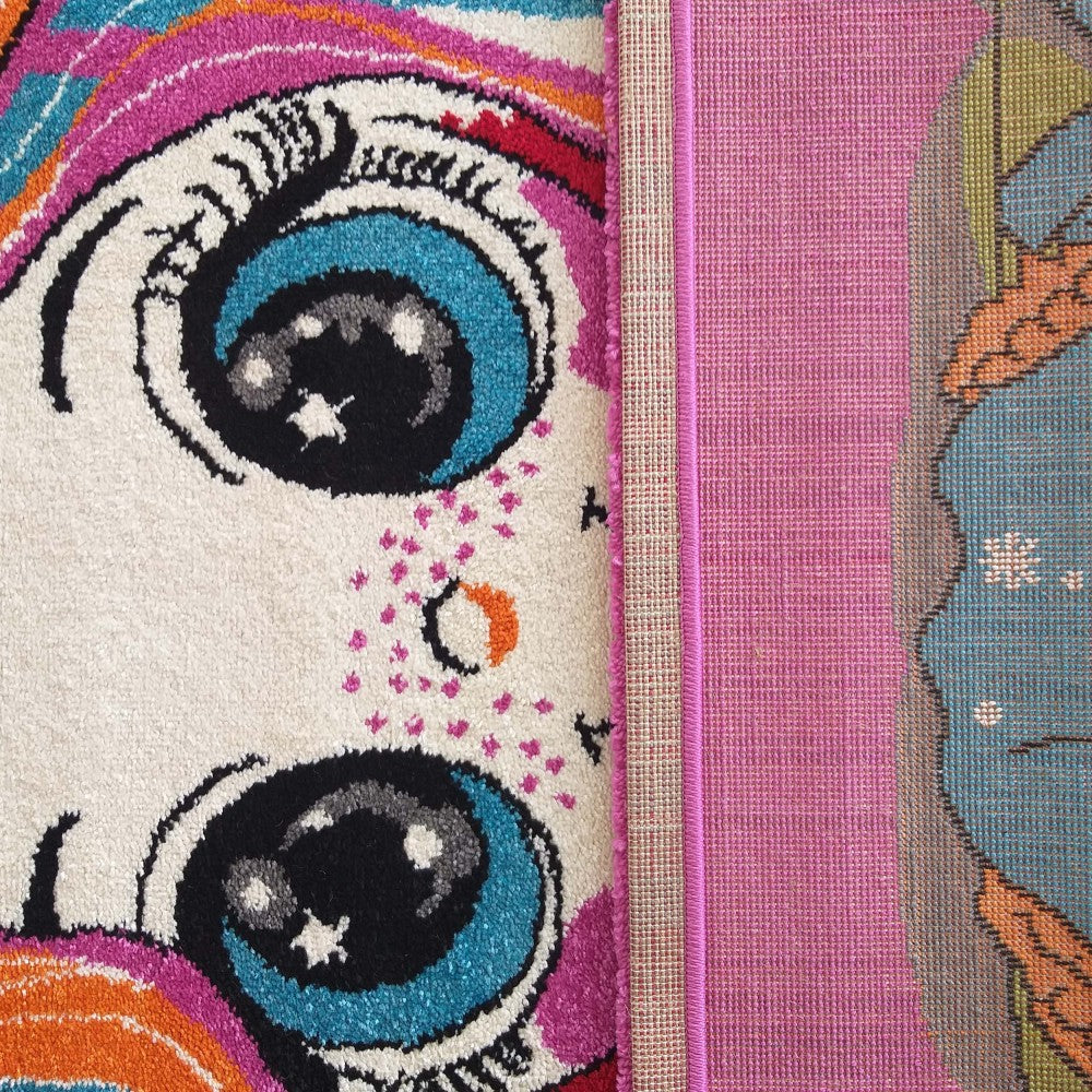 Tapis multicolore à poils longs avec motif d'yeux stylisés sur fond crème. Bande fuchsia et texture tissée apparentes