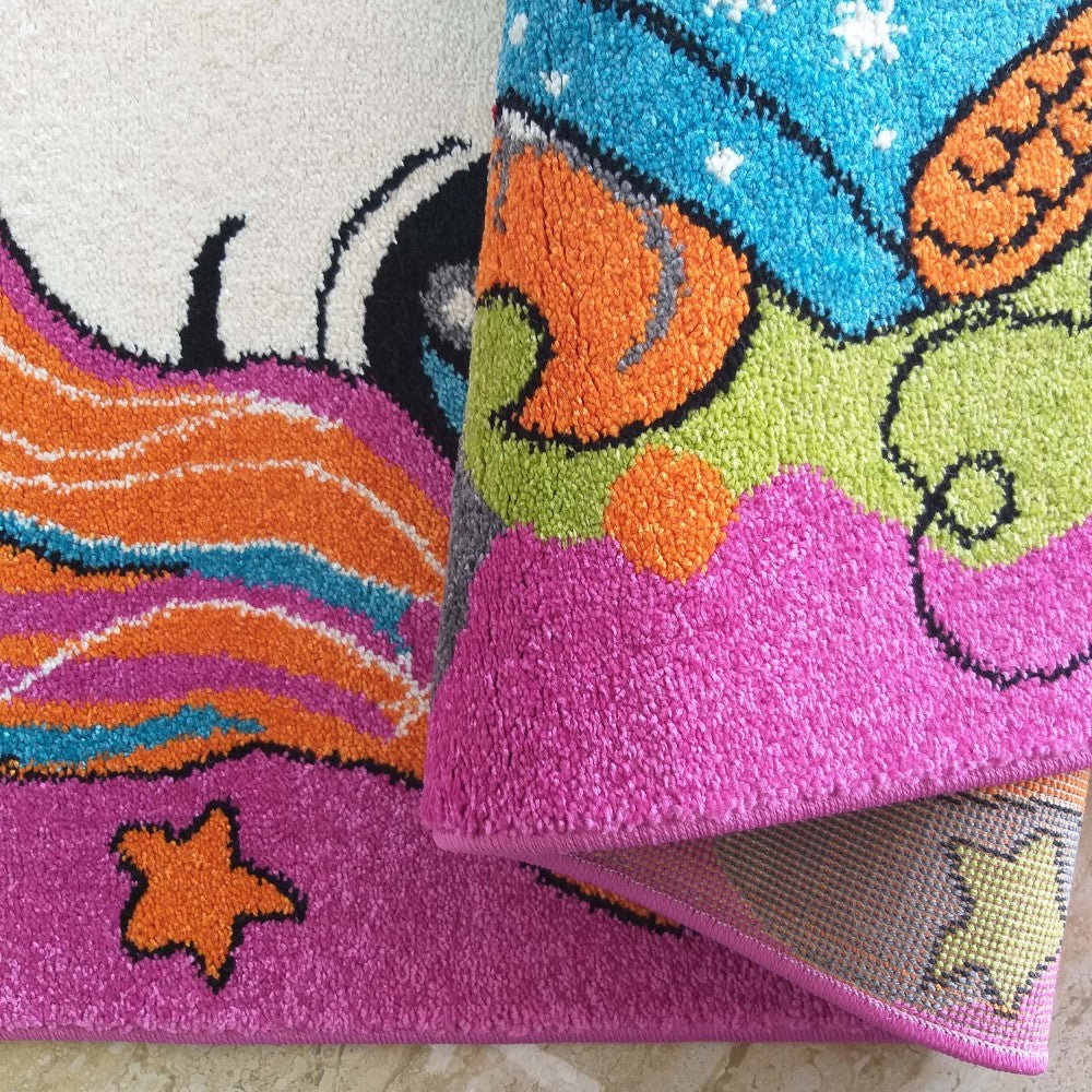 Tapis enfantin moelleux aux motifs colorés : tête de licorne, étoiles, et formes abstraites fuchsia, orange, bleu et vert