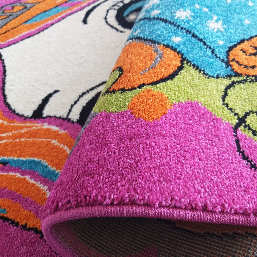 Tapis roulé à poils longs, avec motifs de dessin animé et couleurs vives : fuchsia, orange, vert et bleu