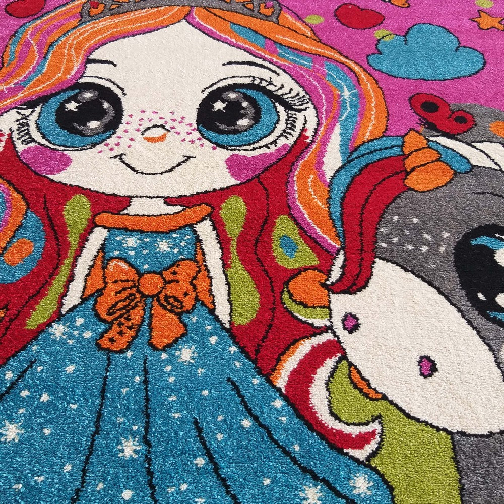 Tapis coloré montrant une fillette souriante aux grands yeux bleus et aux cheveux arc-en-ciel, avec un poney gris sur un fond rose