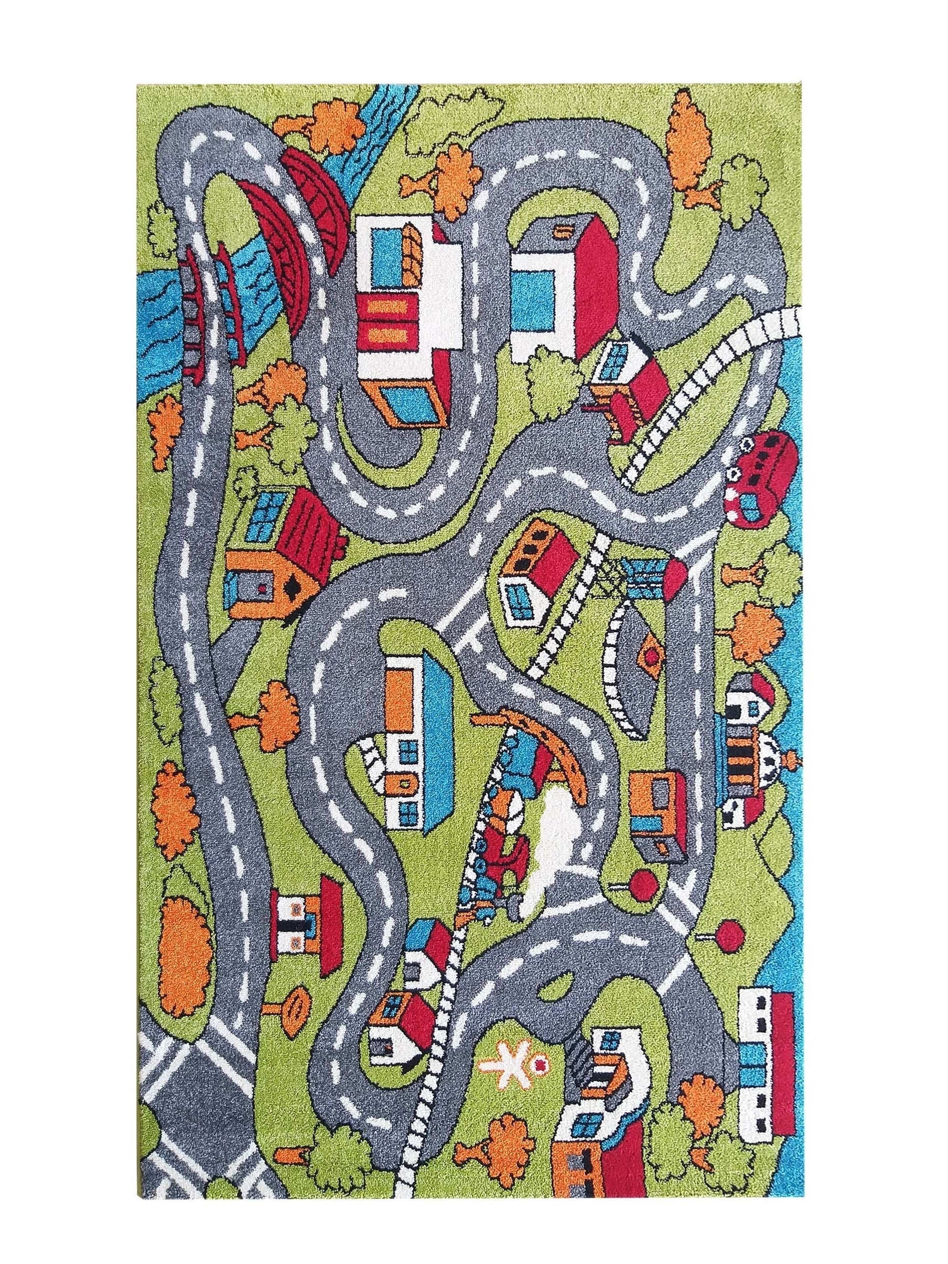 Tapis d'éveil représentant une ville avec des routes grises, des maisons colorées, un train, un bus, des arbres et une rivière bleue sur fond vert