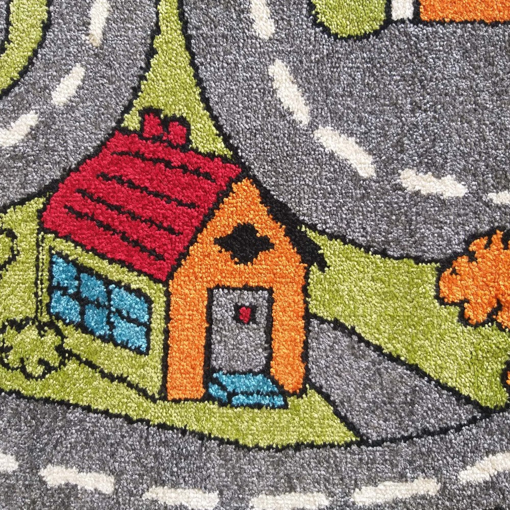 Tapis à l'aspect pelucheux avec un motif de ville enfantine: routes grises, maison orange et rouge, herbe verte