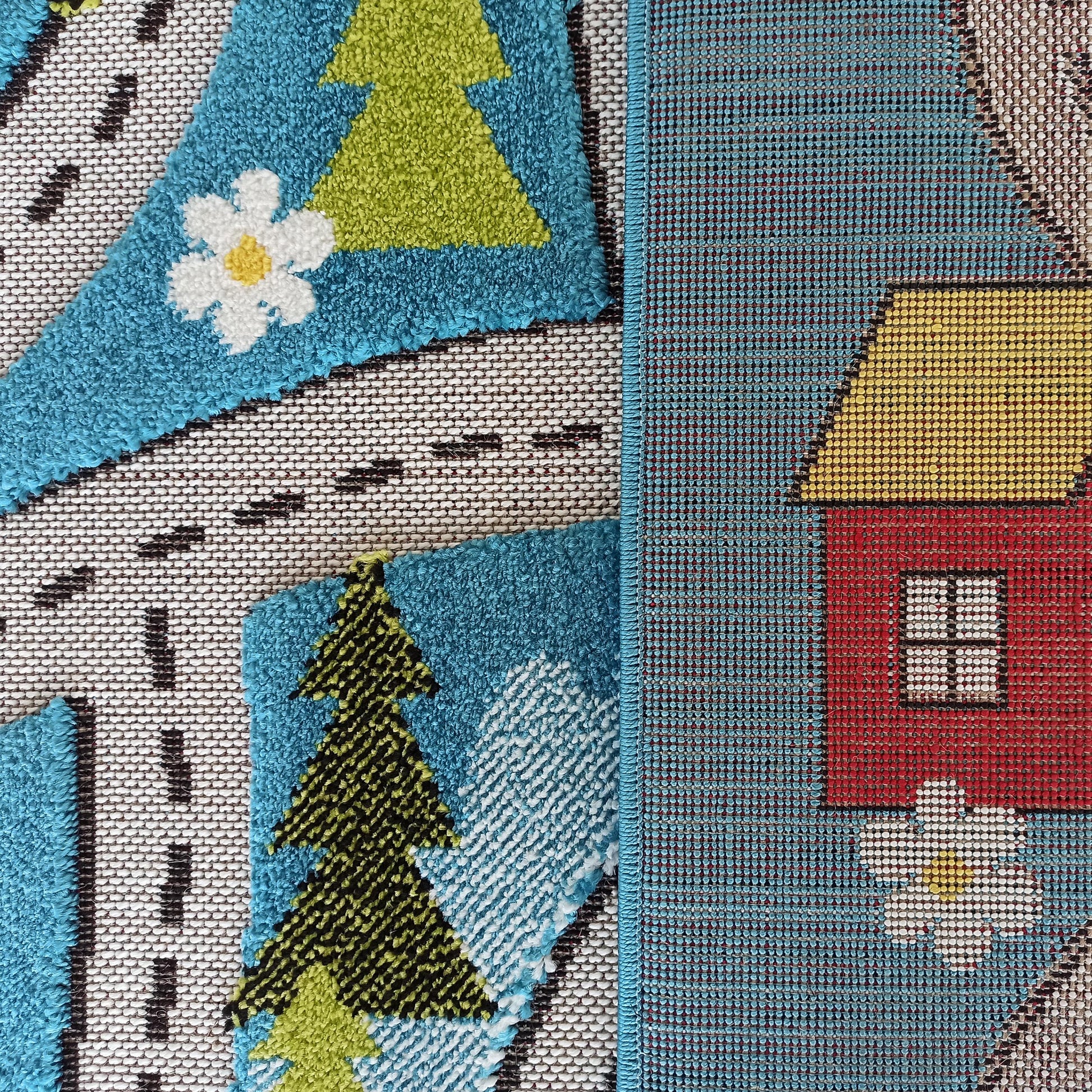 Tapis coloré à texture mixte, avec des motifs de route blanche, arbres verts, fleurs et une maison rouge à toit jaune sur fond bleu