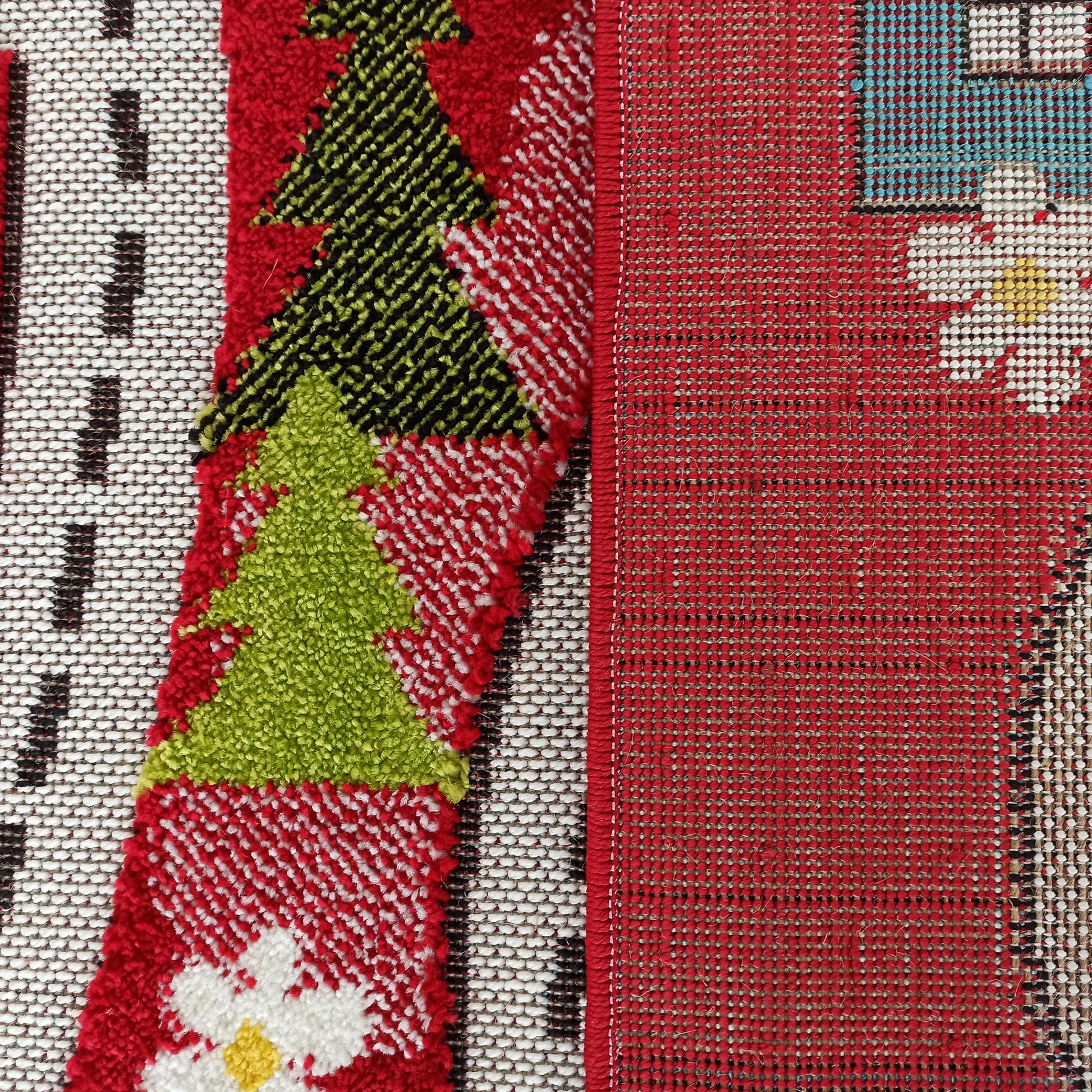 Tapis aux motifs de sapins verts, fleurs blanches et maison, avec une texture bouclée rouge et blanche contrastant avec son tissage plat rouge et bleu