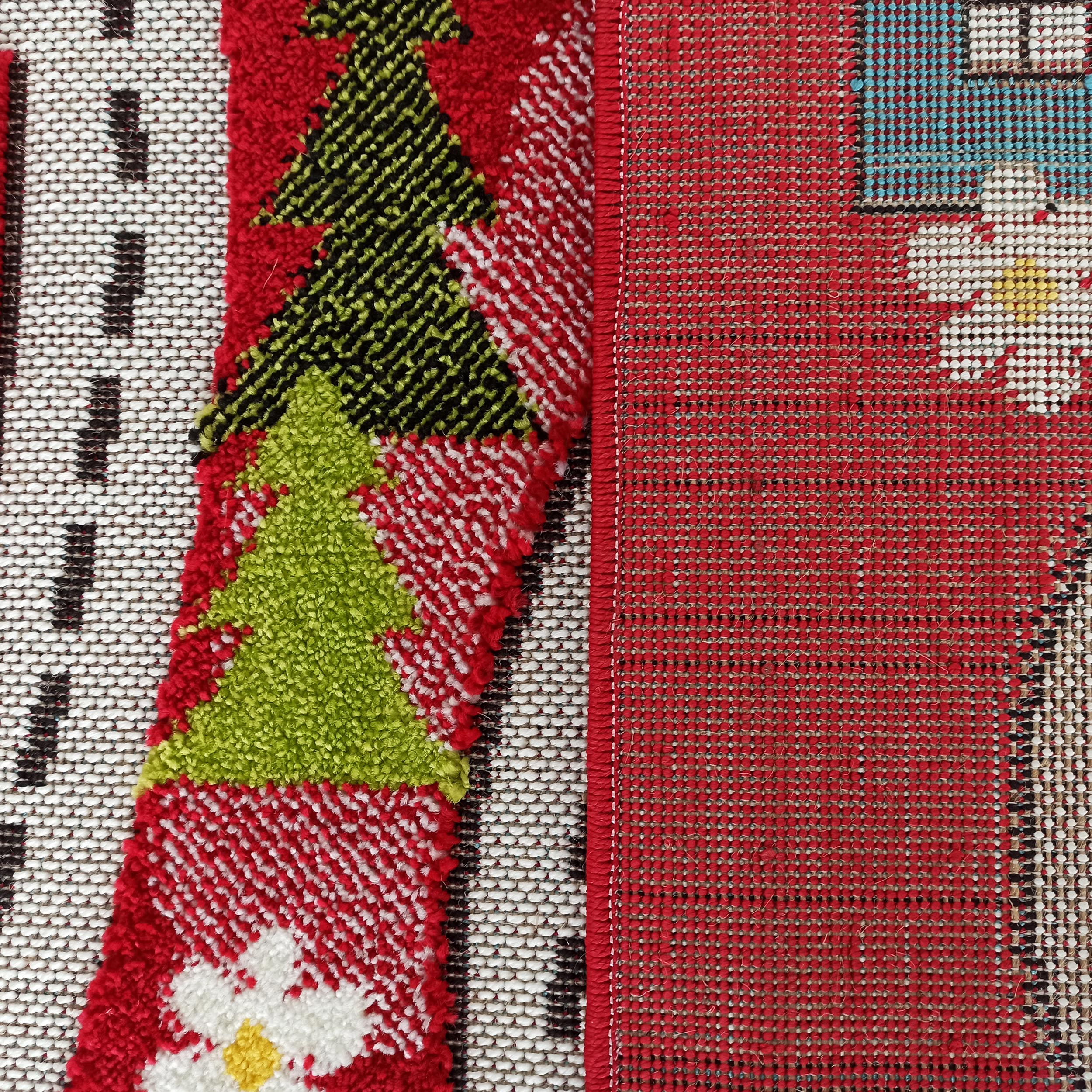 Tapis aux motifs de sapins verts, fleurs blanches et maison, avec une texture bouclée rouge et blanche contrastant avec son tissage plat rouge et bleu