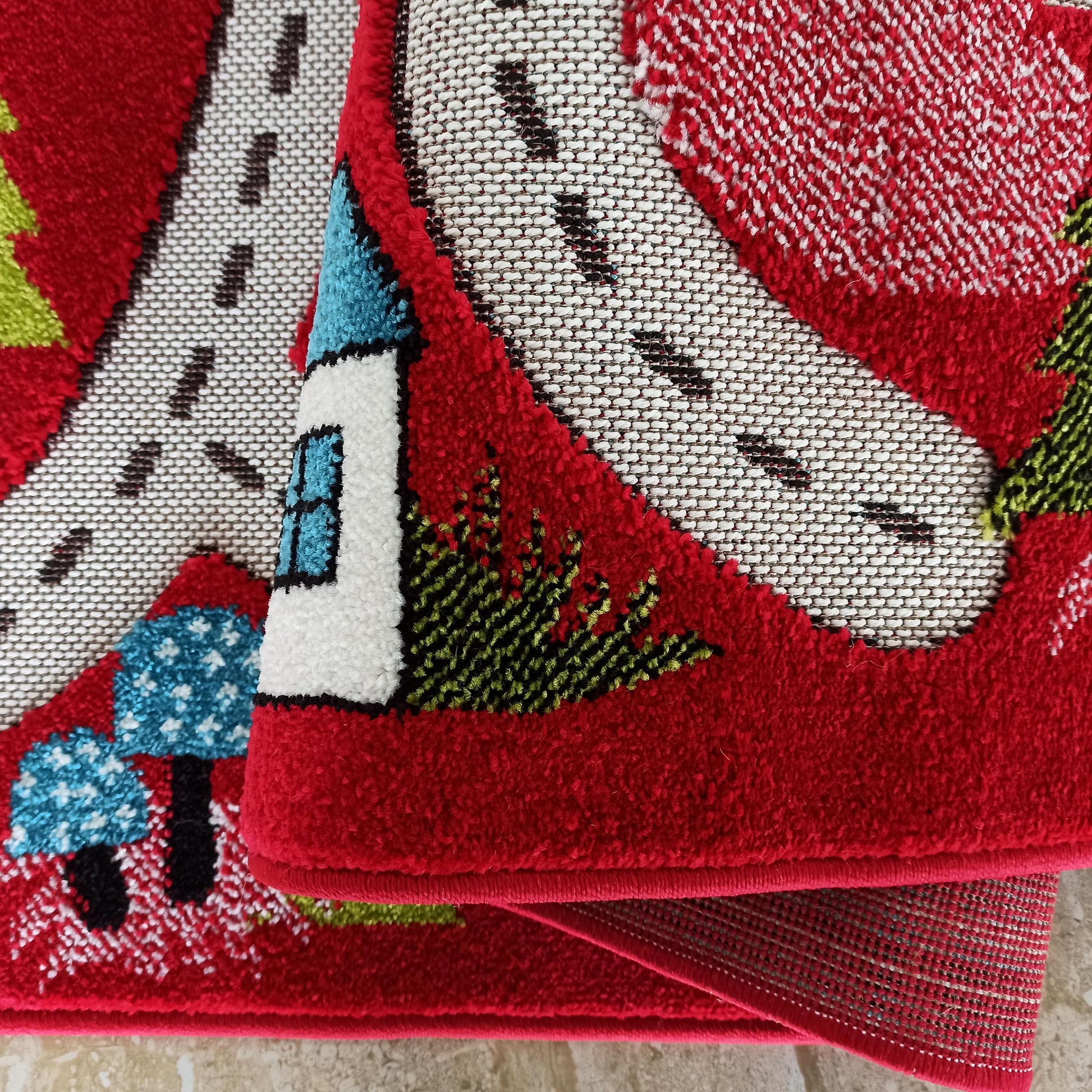 Tapis rouge à motifs de route blanche avec une maison bleue et blanche, des arbres verts et des champignons bleus, texture bouclée