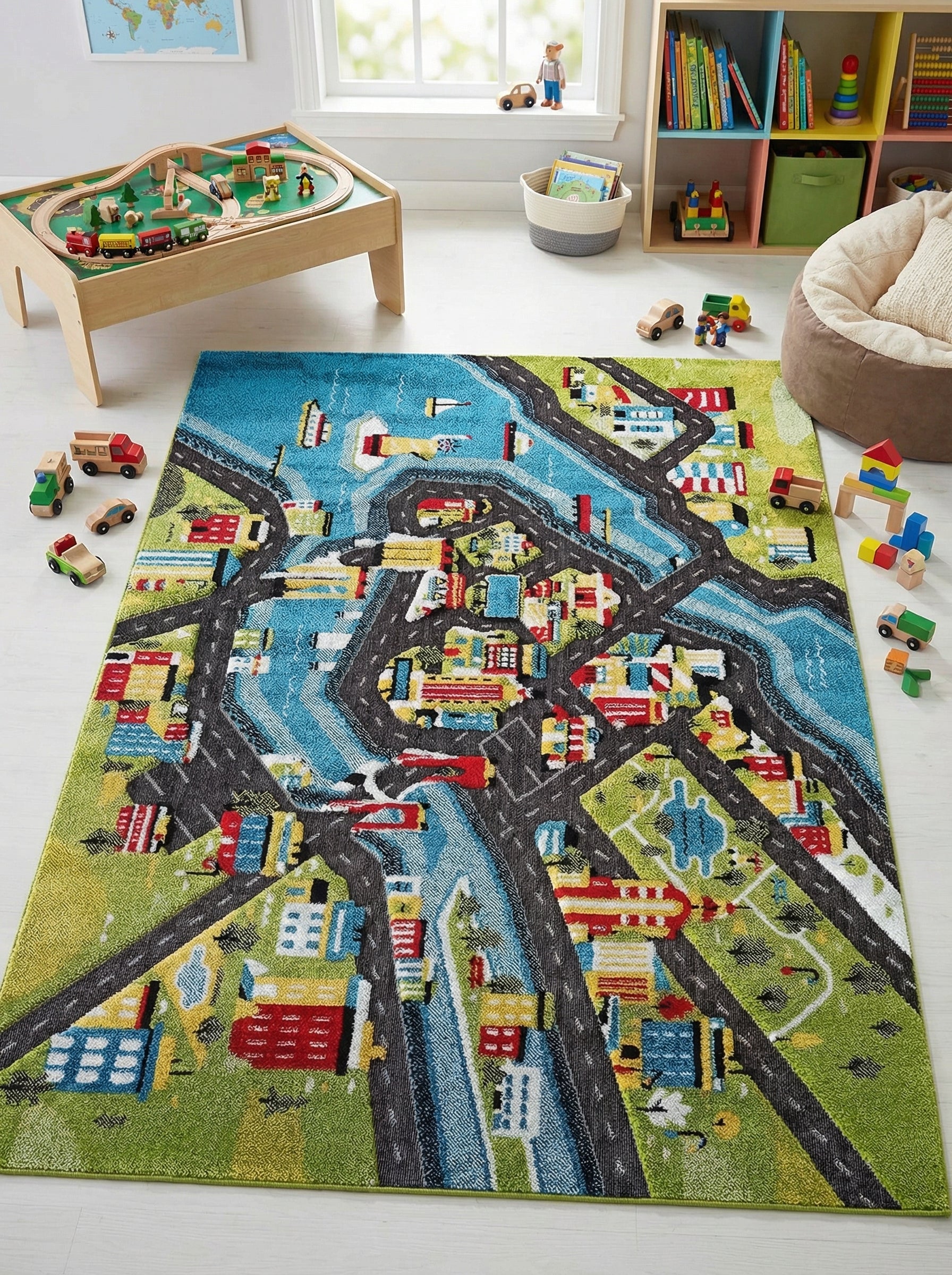 Tapis de jeu rectangulaire aux motifs de ville : routes grises, rivières bleues, bâtiments colorés sur fond vert, dans une chambre d'enfant