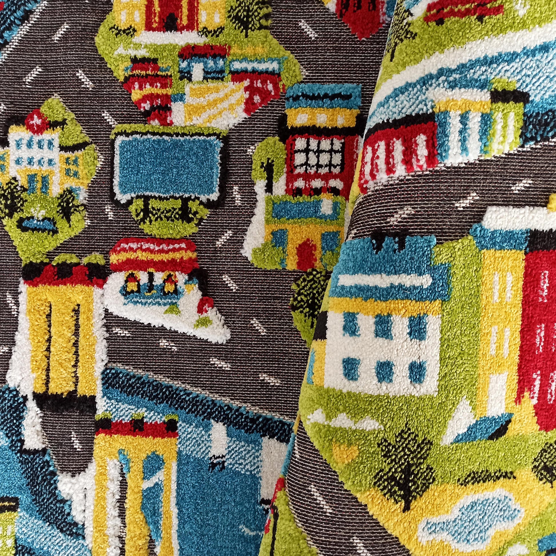 Tapis bouclé aux motifs de ville joyeux avec des bâtiments colorés, des routes grises et des arbres verts