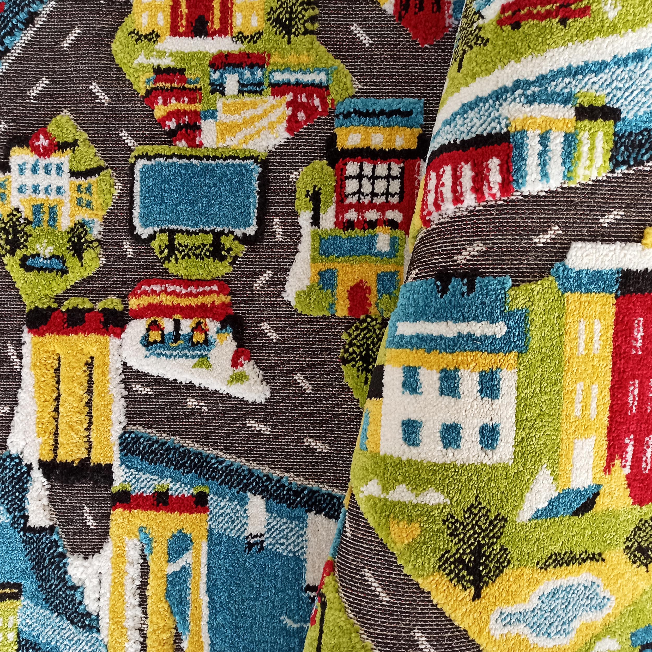 Tapis bouclé aux motifs de ville joyeux avec des bâtiments colorés, des routes grises et des arbres verts