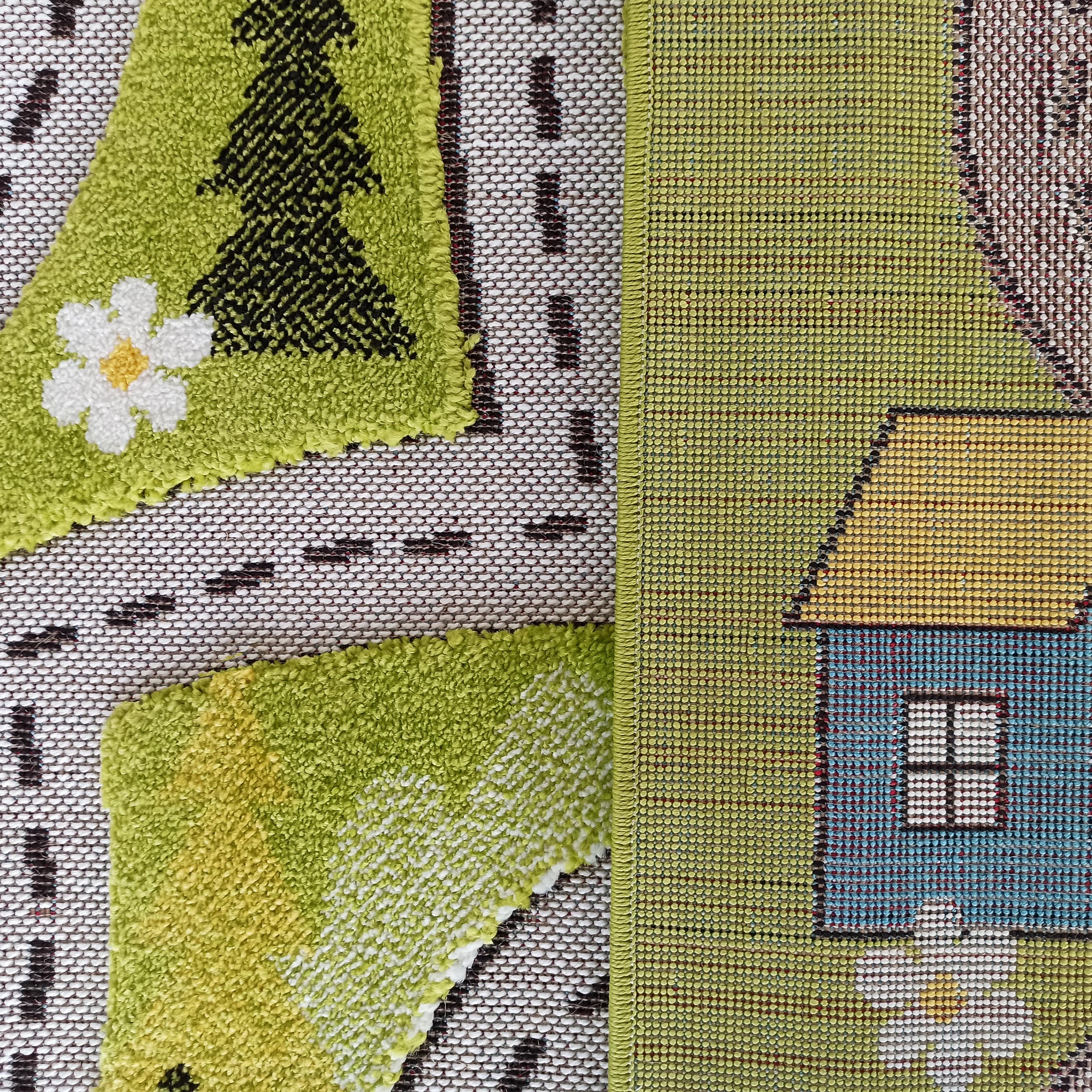 Tapis aux textures variées, représentant une scène avec route pointillée, arbre vert, fleur blanche et maison bleue et jaune