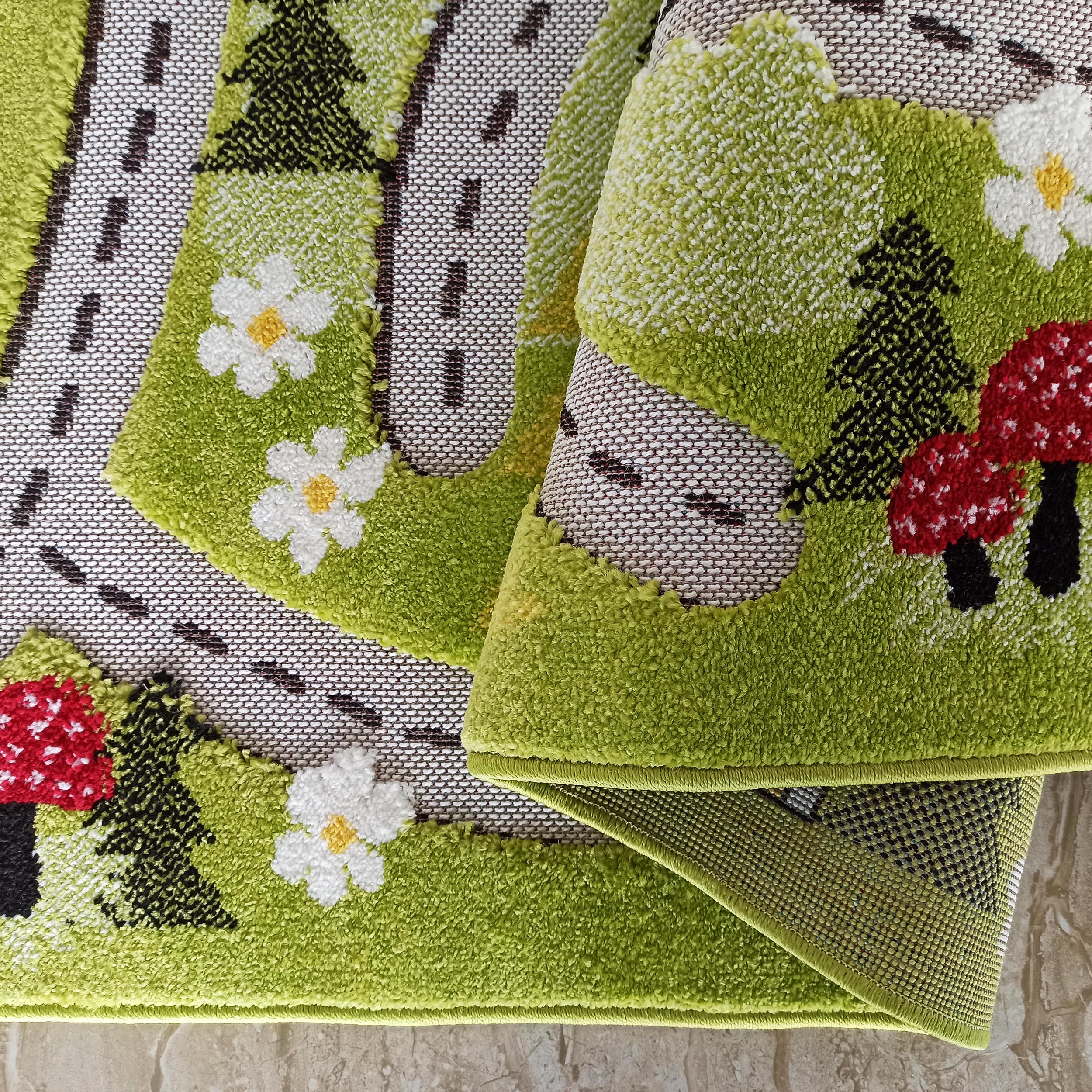 Tapis vert aux motifs de chemin, d'arbres sombres, de fleurs blanches et de champignons rouges