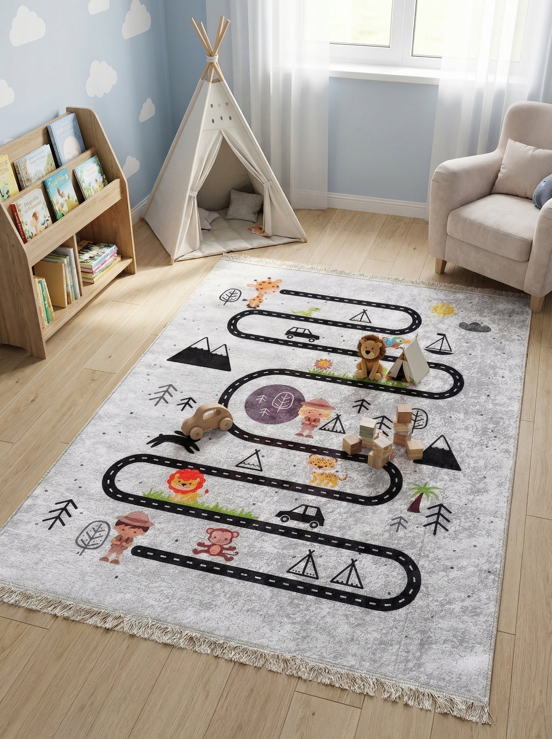 Tapis gris clair avec route noire sinueuse, animaux de safari colorés, montagnes et tentes, dans une chambre d'enfant