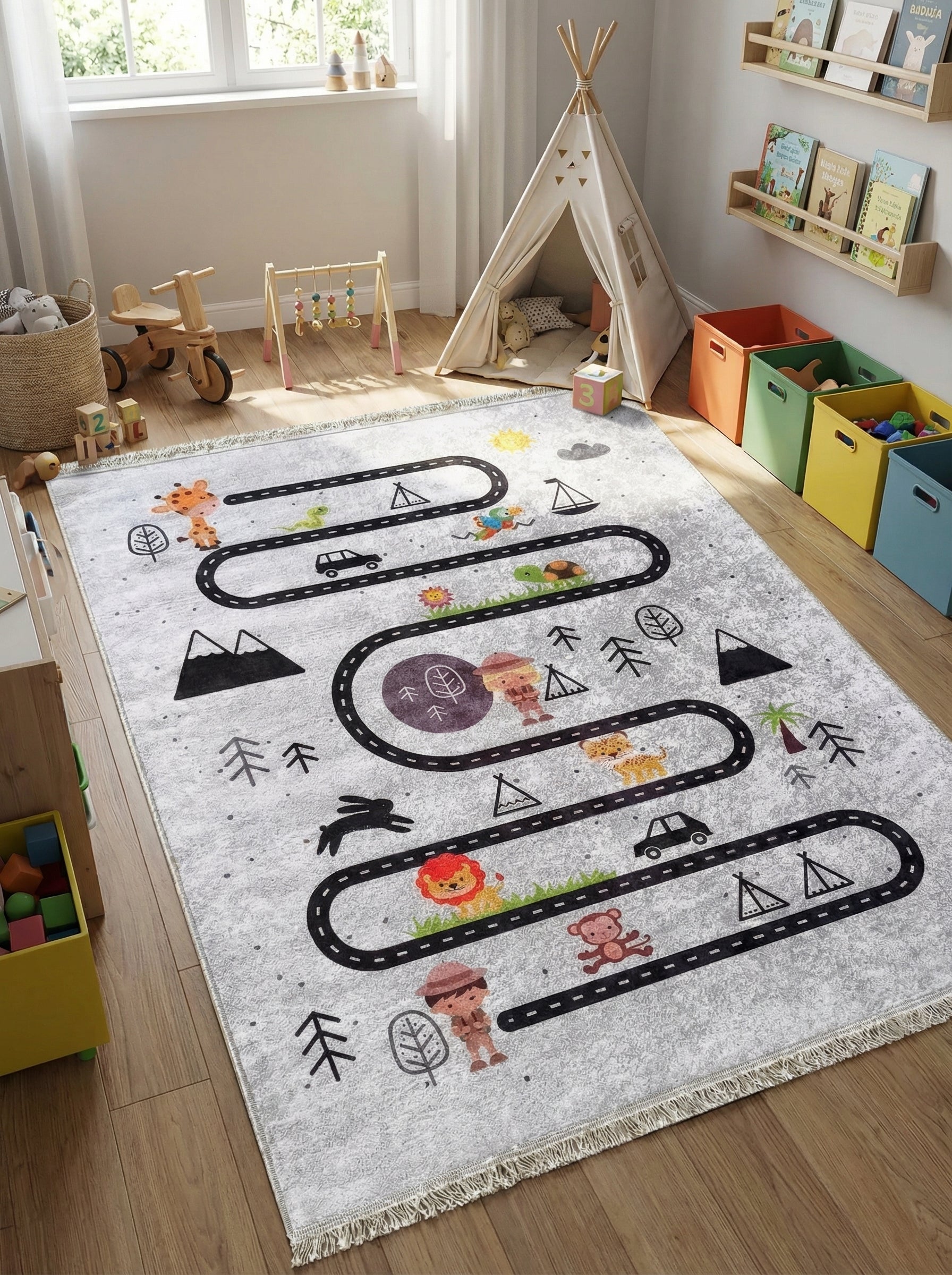 Tapis gris clair à motifs enfantins de routes, d'animaux colorés et de paysages imaginaires, avec franges, posé dans une chambre d'enfant