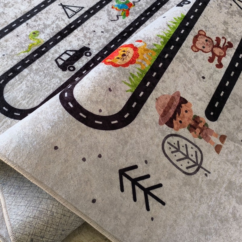 Tapis gris clair à motifs de routes noires, explorateur, singe et lion. Un coin est roulé