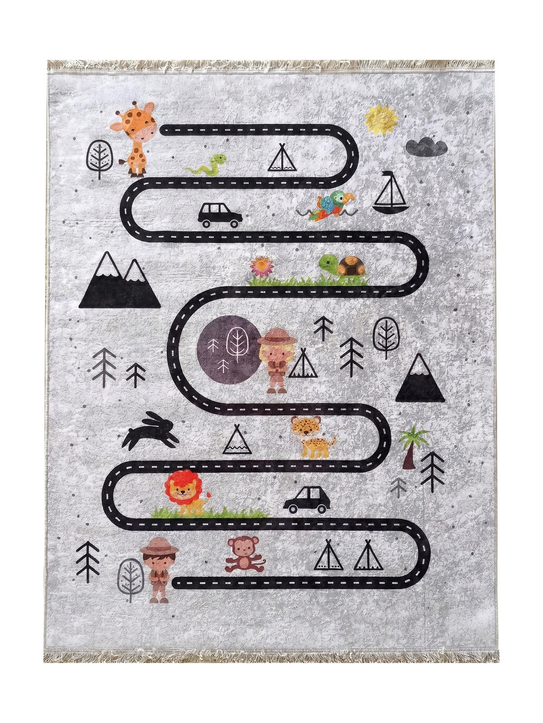 Tapis gris moucheté avec une route noire sinueuse et des illustrations colorées d'animaux, de voitures, d'arbres et de montagnes, bordé de franges