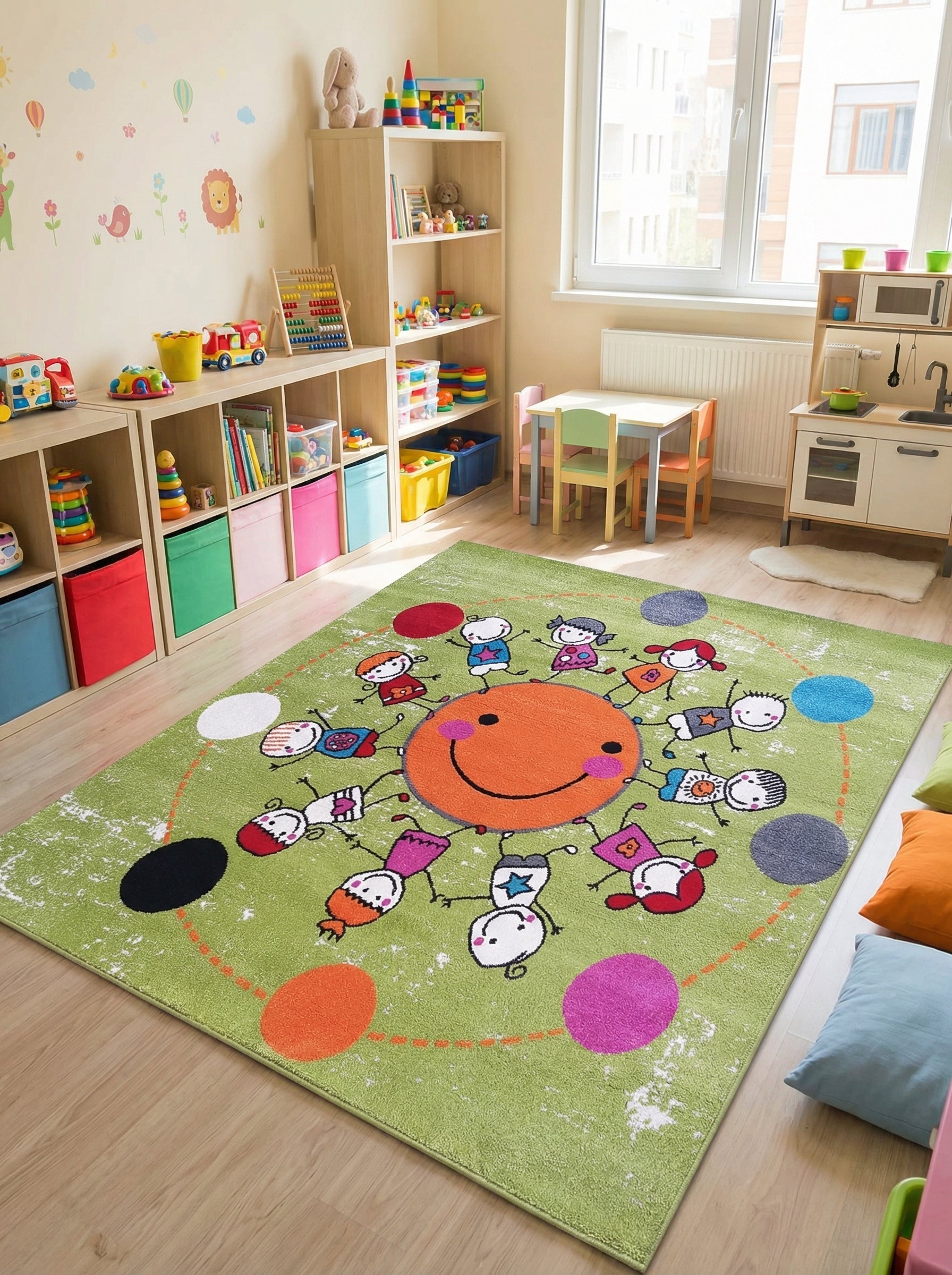 Tapis rectangulaire vert clair avec un grand soleil orange souriant entouré d'enfants joyeux en farandole. Il décore une chambre d'enfant