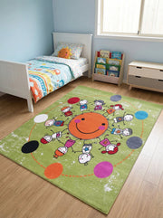 Tapis rectangulaire vert avec un grand smiley orange au centre et des enfants multicolores en cercle, dans une chambre d'enfant