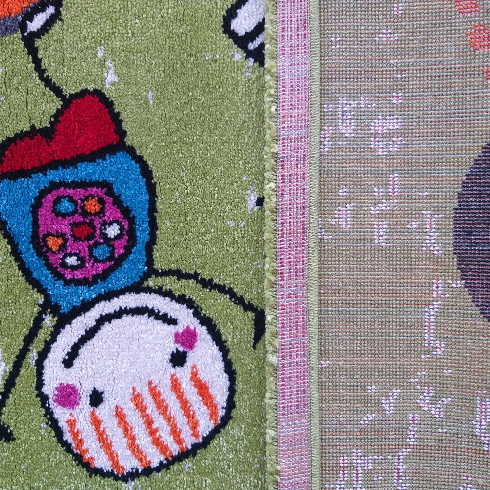 Tapis vert clair à velours, orné de motifs colorés en forme de cœurs et de visages amusants, avec son revers visible