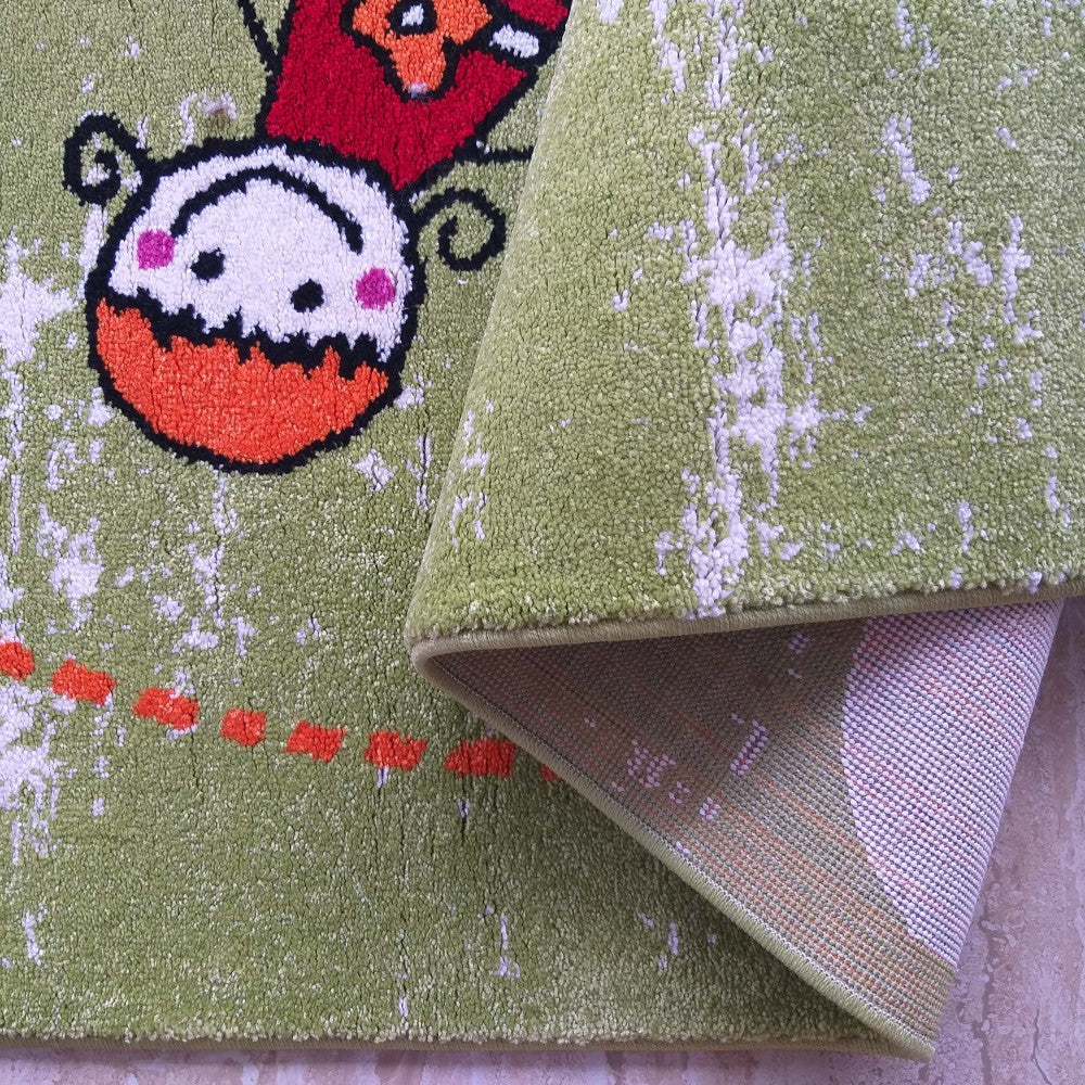 Tapis vert clair, doux au toucher, avec un personnage de dessin animé coloré. Il est roulé, révélant son envers tissé