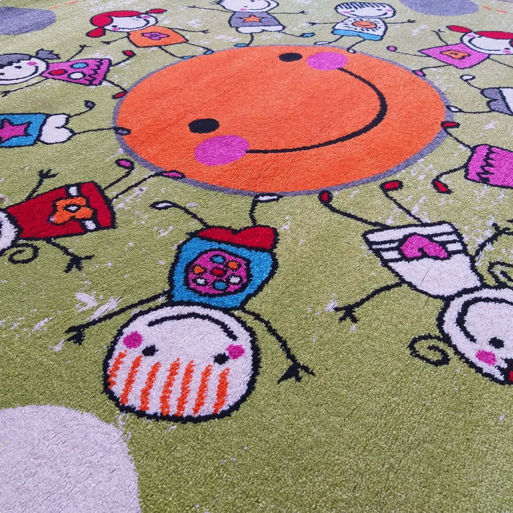 Tapis doux vert clair à motifs joyeux d'un grand smiley orange et d'enfants multicolores se tenant par la main