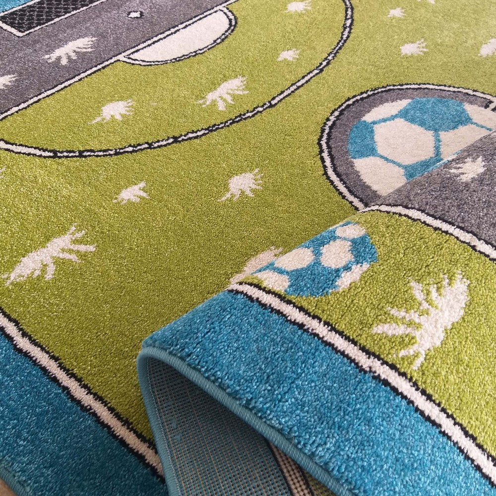 Tapis vert clair texturé, avec motifs de terrain de football, ballons bleus et blancs, empreintes et bordure bleue